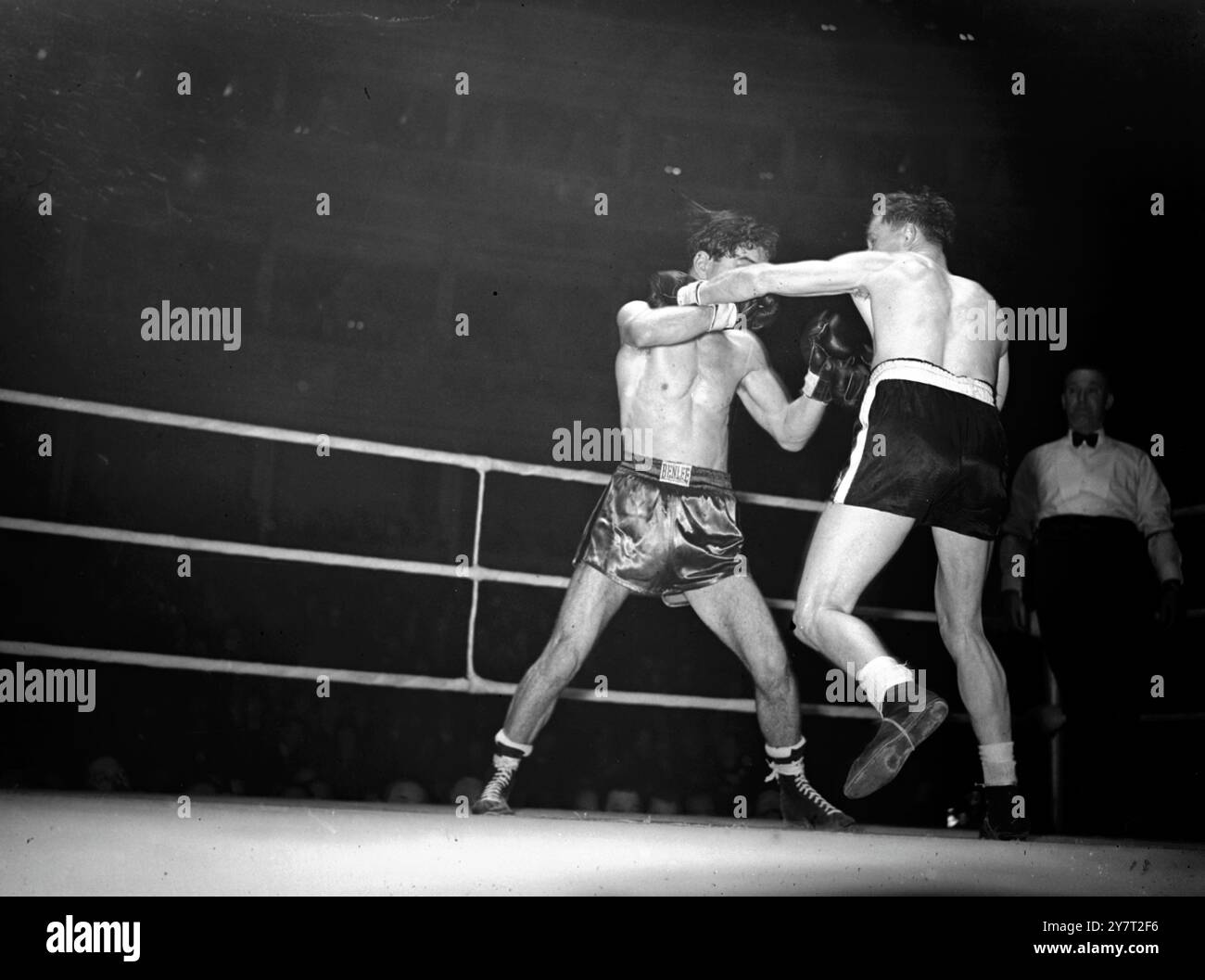 CLAYTONS VERTEIDIGUNGTITEL RONNIE CLAYTON ( Blackpool ) behielt seine Federgewichtsmeisterschaft in Großbritannien und dem British Empire und gewann einen Lonsdale Gürtel, als er Jim Kenny aus Glasgow in einem 15-Runden-Wettbewerb in der Royal Albert Hall in London besiegte. Clayton gewann Punkte. DAS BILD ZEIGT:- RONNIE CLAYTON (links) nimmt links von JIM KENNY auf die Schulter im Tonights-Titelkampf. 28. November 1950 Stockfoto