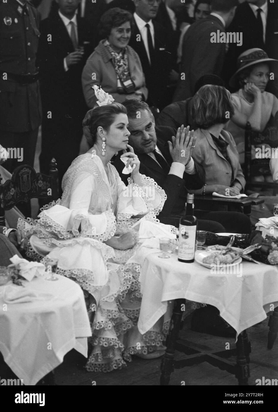 SEVILLA, Spanien: Eine Flamenco-Party... Was soll ich anziehen...? Ehrengast PRINZESSIN GRACE aus Monaco hatte die richtige Idee. Sie trug ein typisch andalusisches Kleid mit Blumen im Haar und beobachtete die Flamenco-Tänzer mit ihrem Mann PRINZ RAINIER. Der andere Ehrengast war Mrs. Jaqueline Kennedy. 21. April 1966 Stockfoto