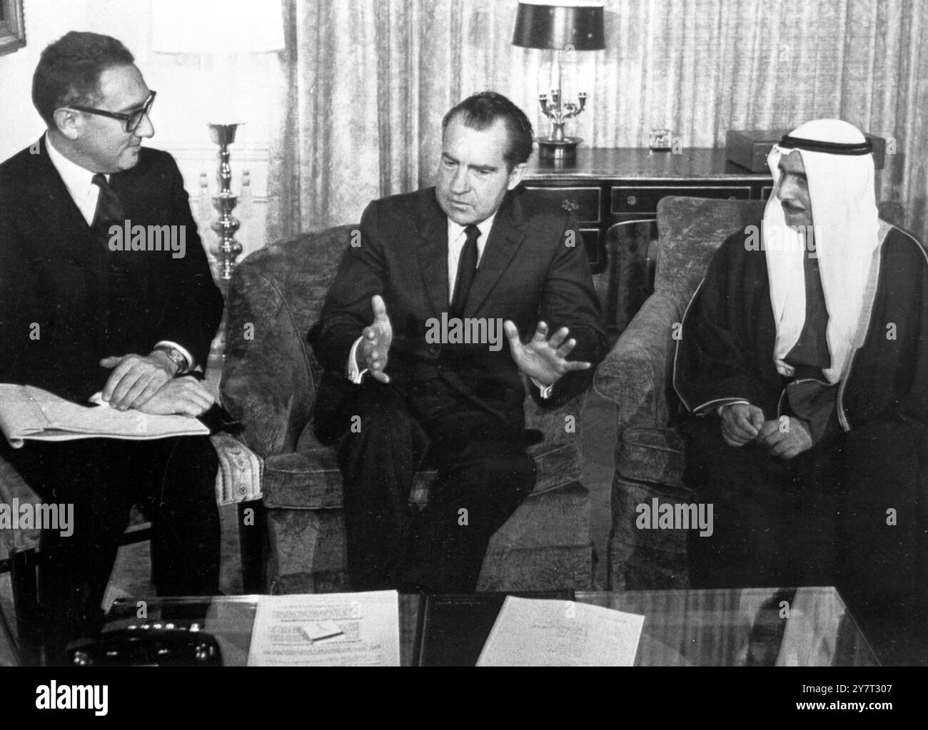 NIXON TRIFFT KUWAIT RULERNEW YORK USA : der gewählte Präsident Richard M Nixon (Mitte) und sein designierter Assistent für nationale Sicherheitsangelegenheiten Henry A Kissinger (links) treffen sich am 17. Dezember 1968 mit dem Emir von Kuwait im Hauptquartier von Nixon. Der Herrscher des ölreichen Königreichs des Persischen Golfs sagte, er hoffe, dass die Beziehungen der arabischen Nationen zur Nixon-Regierung "gut werden". 18. Dezember 1968 Stockfoto