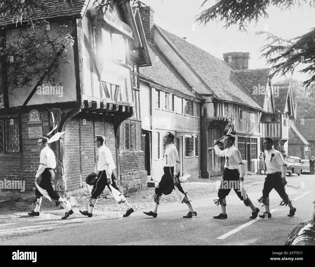 Morris-Tänzer im Dorf Chiddingstone, Kent, England, Großbritannien. - 10. Juli 1960 Stockfoto