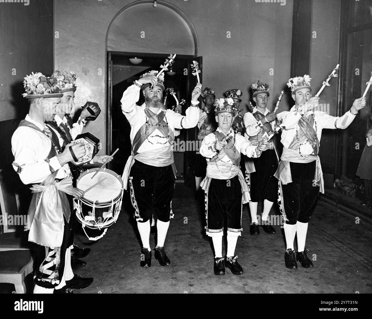 MANLEY MORRIS TÄNZER BEIM FESTIVAL - Manley Morris Tänzer von Cheshire, in ihren extravaganten Kostümen, Proben heute (Freitag) in der Royal Albert Hall, London, England, UK für das English Folk Dance Festival, das heute Abend eröffnet wird. Der Manley Morris ist eine Straßenprozession mit Pausen für "stationäre" Tänze komplizierter Figuren und Stufen. - Im Zentrum sind Bob McDermott, Manager des Teams, der seit 50 Jahren tanzt, und bärtige Leslie Haworth. - 9. Januar 1953 Stockfoto