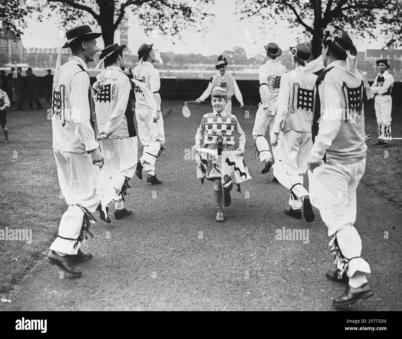 JUNIOR HOBBYPFERD - Morris-Tänzer treten eine Maßnahme auf dem grünen Schwung der Victoria Tower Gardens, hart bei den Houses of Parliament, London, England, Großbritannien heute. - Der kleine Jeremy Strange, 10, aus Hornsey, Nord-London, der ein Hobbypferd simuliert. - 23. Mai 1953 Stockfoto