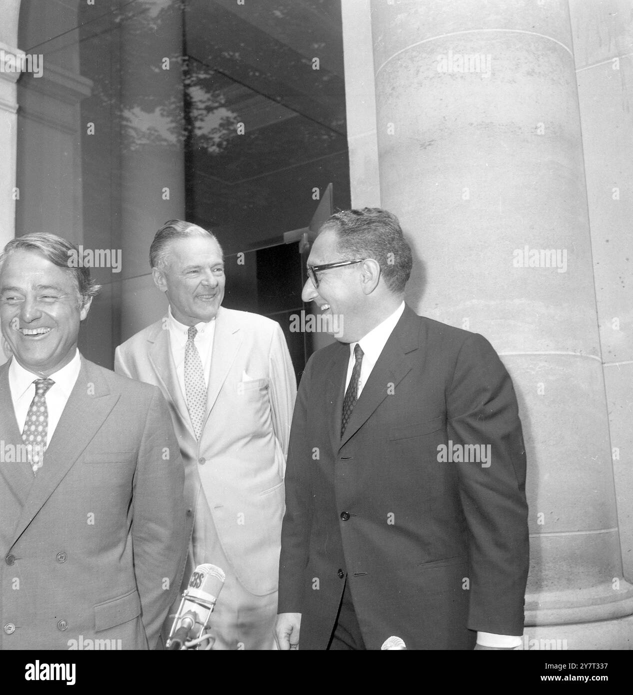 US-TRIO HAT TALKSPARIS FRANKREICH : von links amerikanischer Botschafter in Paris, M. Sargent Shriver, M. Henry Cabot Lodge, Amerikas Hauptdelegierter bei den Vietnam-Friedensgesprächen, und M. Henry Kissinger, Präsident Nixons Sonderberater für auswärtige Angelegenheiten, gehen gestern von ihren Gesprächen hier ab. Das Trio traf sich, bevor Kissinger den französischen Premierminister Jacques Chaban Delmas traf. Kissinger kam am 3. August 1969 für einen kurzen Aufenthalt in Paris an, in dem er auch den französischen Präsidenten traf. 5. August 1969 Stockfoto