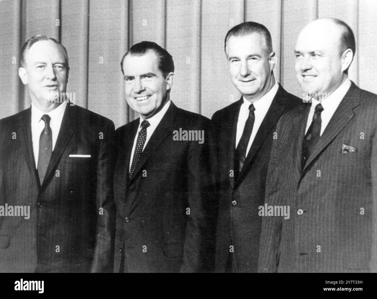 Washington DC USA: Nachdem er die Männer vorgestellt hat, die er für sein Kabinett ausgewählt hat, posiert der designierte US-Präsident Richard M Nixon Ende des 11. Dezember 1968 mit einigen seiner neuen „Teams“ in Washington. Von links sind William P Rogers, der zum Secretary of State ernannt wurde, Nixon, der designierte Vizepräsident Spiro Agnew und Rep Melvin R Laird, der zum Secretary of Defence ernannt wurde. Nixon sagte, er habe "große Männer, starke Männer" ausgewählt, um ihm bei der Gestaltung der Innen- und Außenpolitik seiner Regierung zu helfen. 14. Dezember 1968 Stockfoto