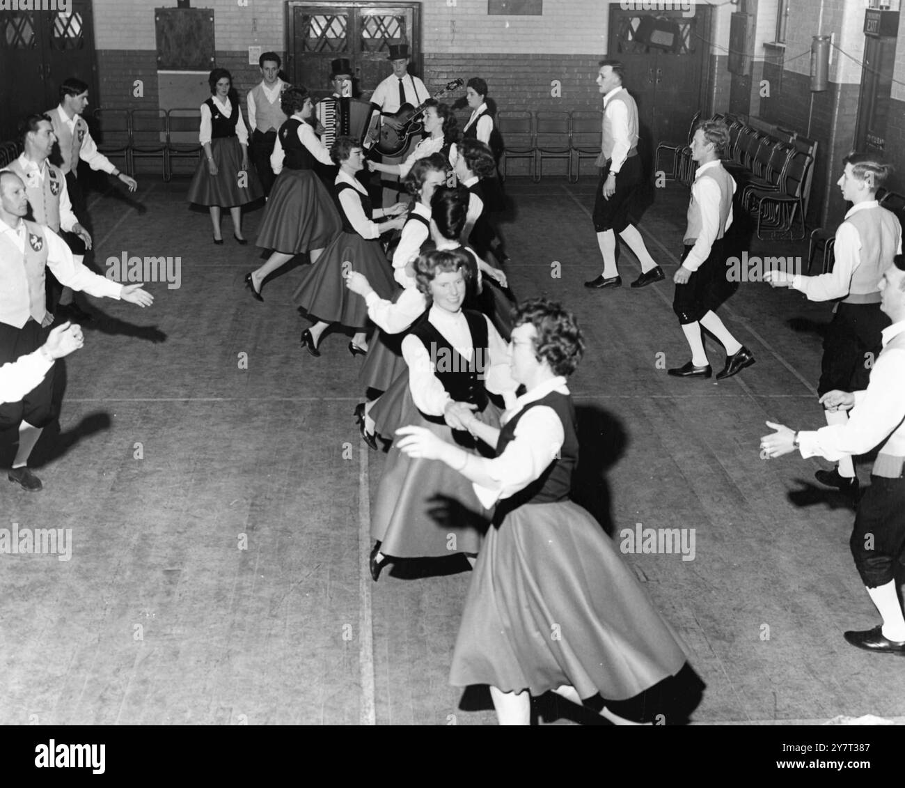 Vorbereitung auf das Berliner Festival -- für die Kentisch-Reisenden - das Folk Dance Team mit Mitgliedern aus dem ganzen Land - denn sie werden in Kürze zu einem internationalen Volkslied- und Tanzfestival in Berlin abreisen. Sie wurden nach ihrer erfolgreichen Südafrika-Tour im vergangenen Jahr eingeladen . - - - - 30. Mai 1962 Stockfoto