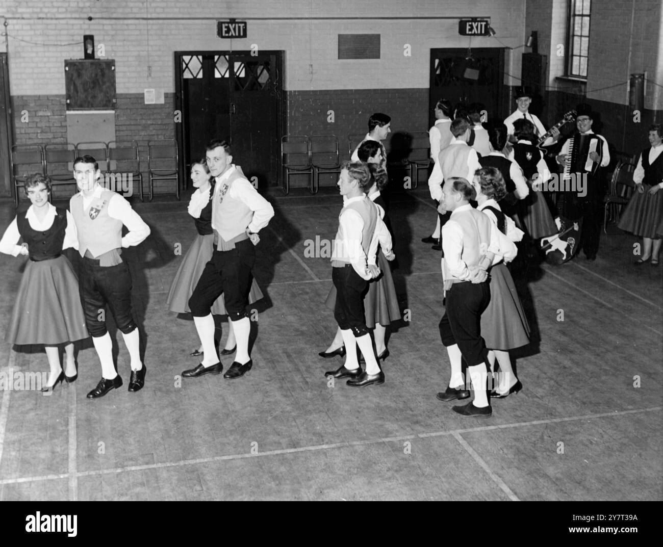 Vorbereitung auf das Berliner Festival -- für die Kentisch-Reisenden - das Folk Dance Team mit Mitgliedern aus dem ganzen Land - denn sie werden in Kürze zu einem internationalen Volkslied- und Tanzfestival in Berlin abreisen. Sie wurden nach ihrer erfolgreichen Südafrika-Tour im vergangenen Jahr eingeladen . - - - - 30. Mai 1962 Stockfoto