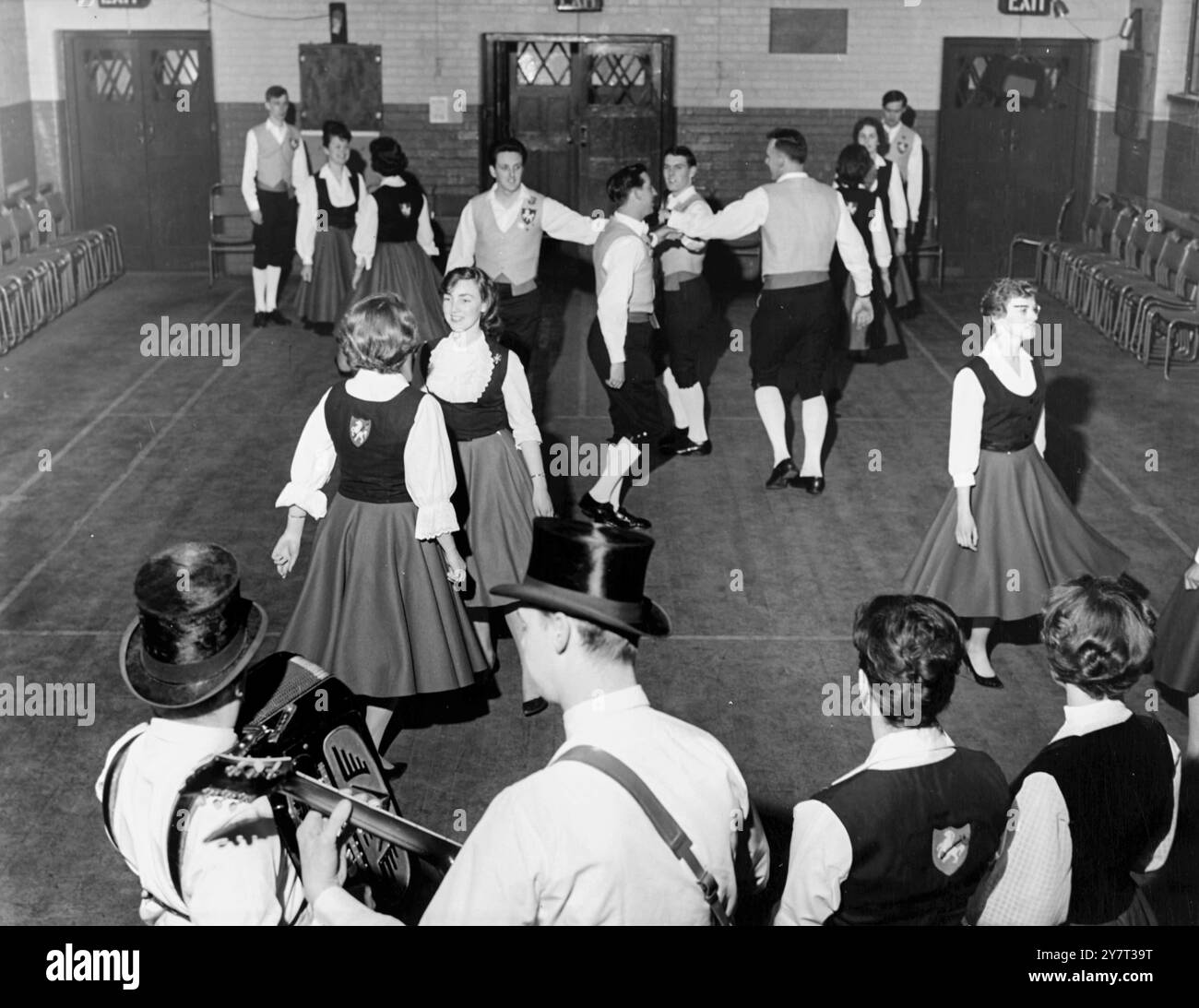Vorbereitung auf das Berliner Festival -- für die Kentisch-Reisenden - das Folk Dance Team mit Mitgliedern aus dem ganzen Land - denn sie werden in Kürze zu einem internationalen Volkslied- und Tanzfestival in Berlin abreisen. Sie wurden nach ihrer erfolgreichen Südafrika-Tour im vergangenen Jahr eingeladen . - - - - 30. Mai 1962 Stockfoto