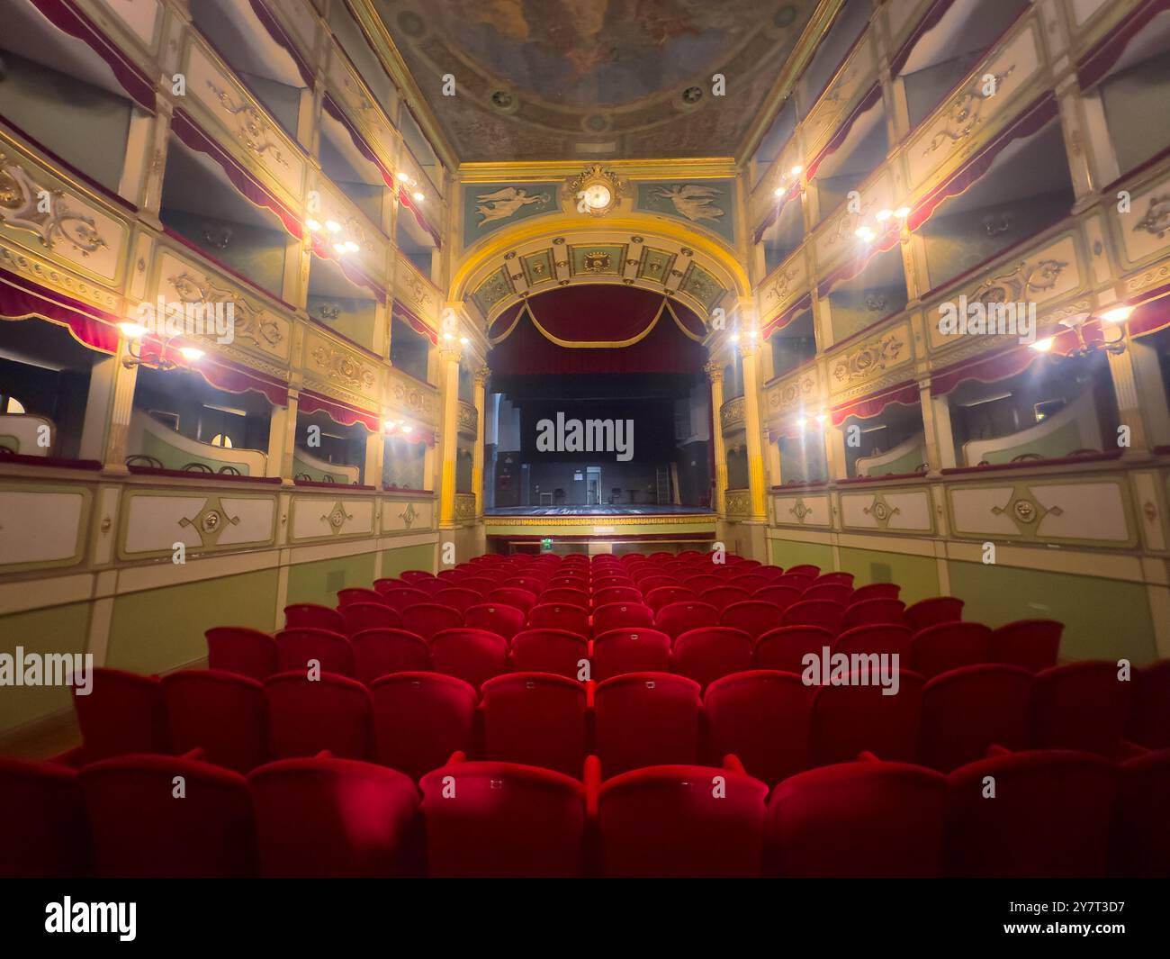 Die Bühne, Sitzplätze und Boxen im wunderschönen Opernhaus des Paisiello-Theaters aus dem 18. Jahrhundert in Lecce, Apulien, Italien. Das Theater ist nach dem Comic benannt Stockfoto