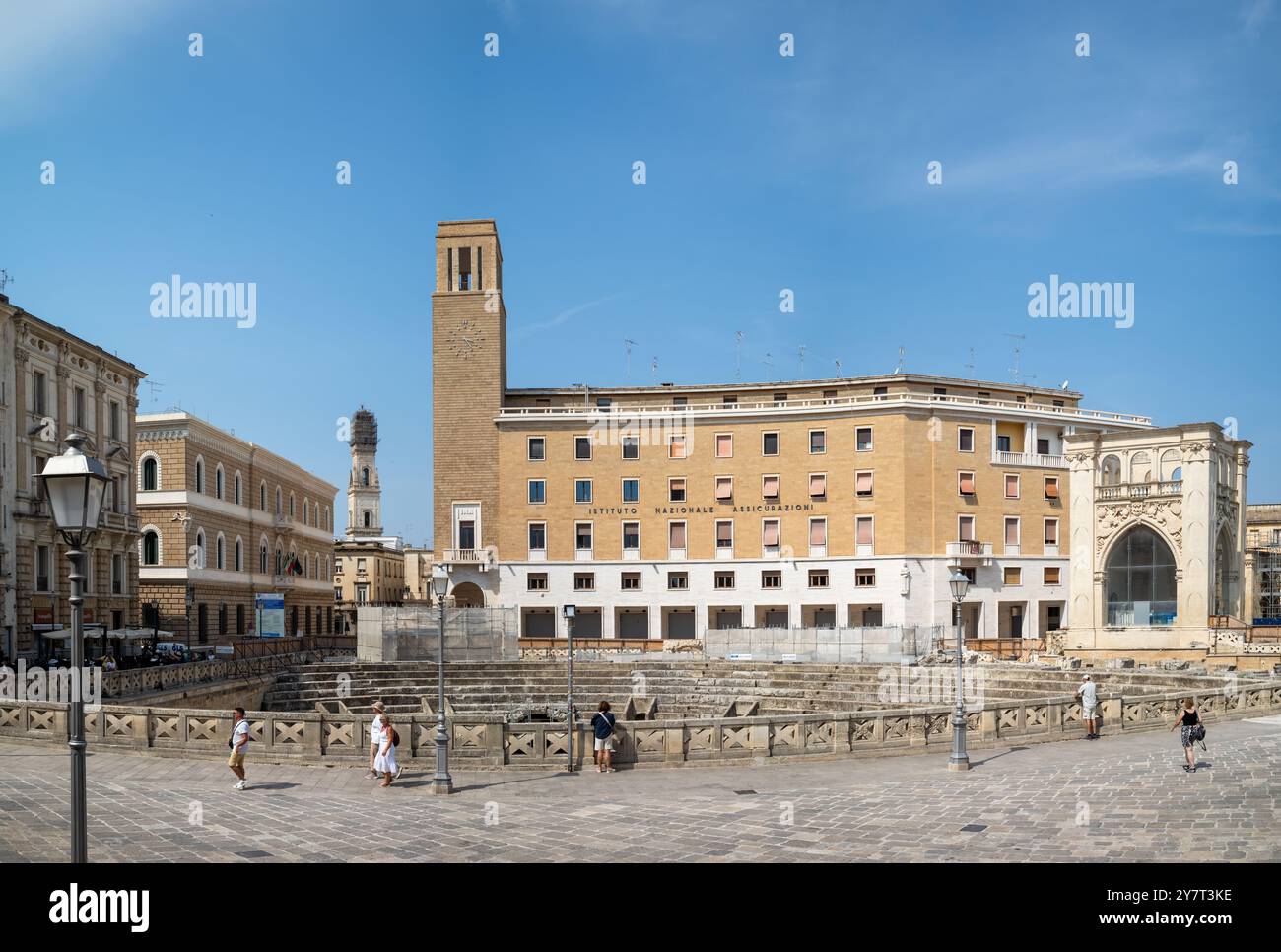 Der rationalistische Architekturpalazzo dell'INA (Istituto Nazionale delle Assicurazioni) neben dem römischen Amphitheater im Herzen der A Stockfoto
