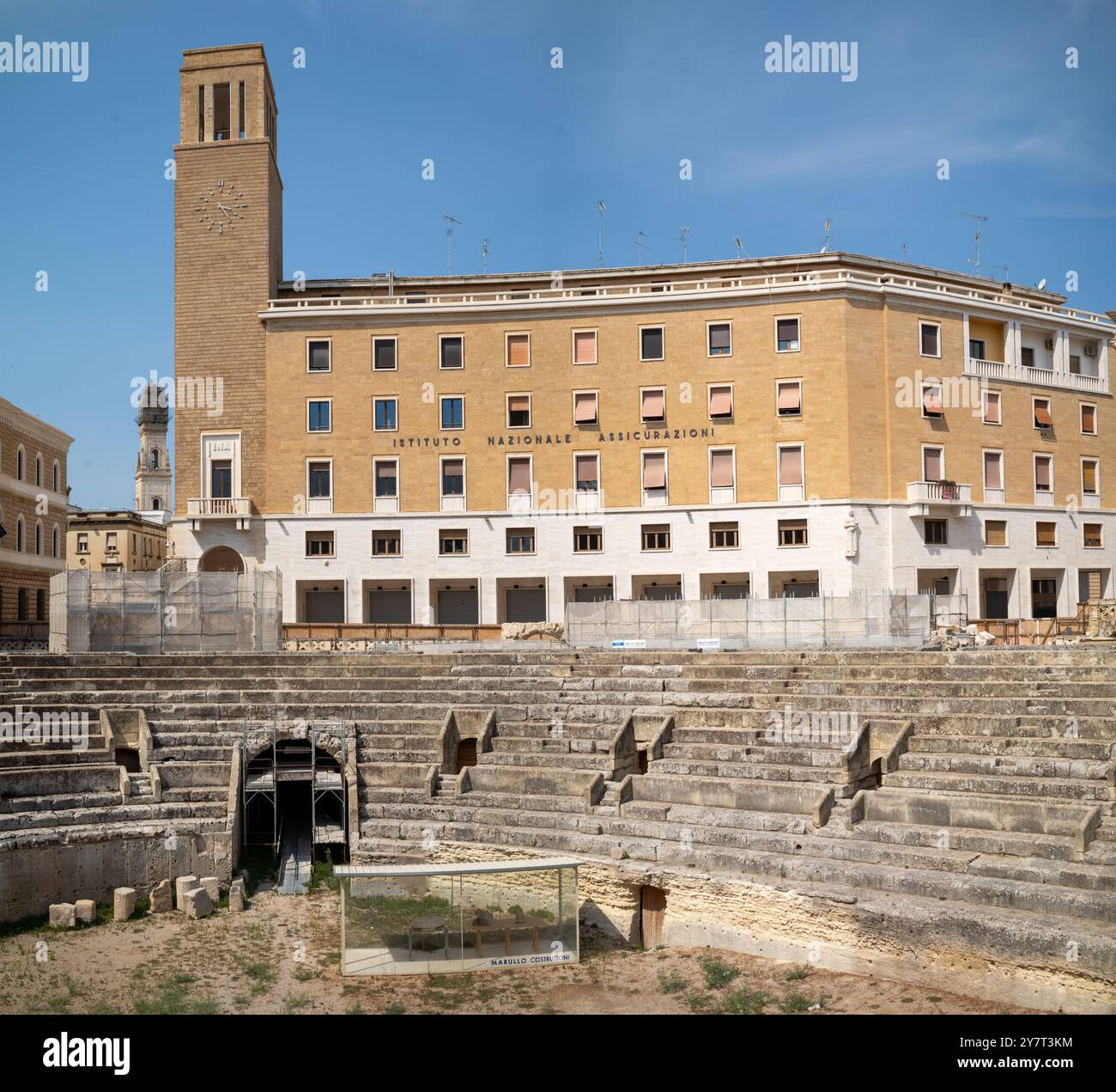Der rationalistische Architekturpalazzo dell'INA (Istituto Nazionale delle Assicurazioni) neben dem römischen Amphitheater im Herzen der A Stockfoto