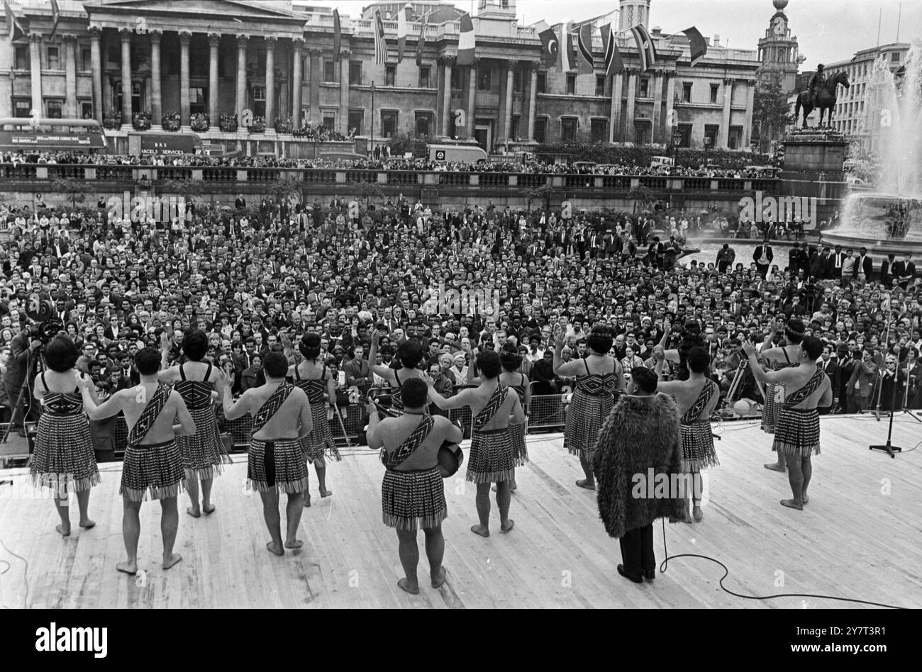 MAORI-TÄNZER TRETEN AUF DEM TRAFALGAR SQUARE AUF: LONDON, ENGLAND: EIN ALLGEMEINER BLICK AUF DEN TRAFALGAR SQUARE, DER DIE MAORI-TÄNZER ZEIGT. DIE KÜNSTLER SIND HIER FÜR DAS COMMONWEALTH ARTS FESTIVAL . 15. SEPTEMBER 1965 Stockfoto