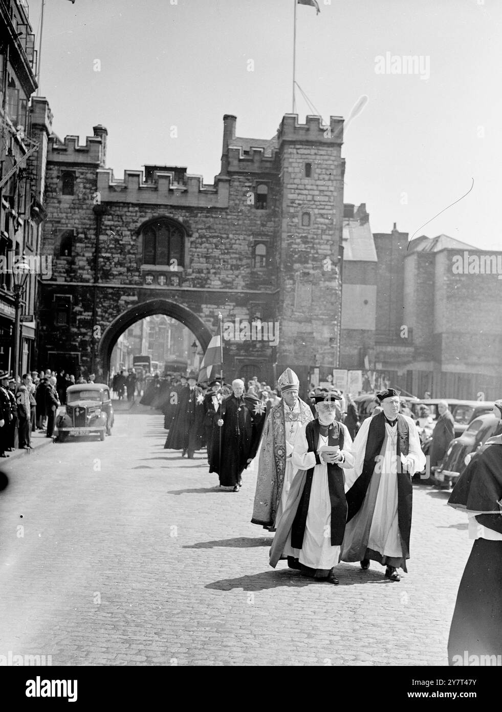 MITTELALTERLICHE GEWÄNDER IN LONDON in ihren Gewändern und Tudorhüten , Mitglieder des Generalkapitels , Exekutivbeamte und ausländische Delegierte des Großpriorats des Ehrwürdigen Ordens des Krankenhauses von St . Johannes von Jerusalem hielt seinen jährlichen Gedenkgottesdienst in den Ruinen der Grand Priory Church in Clerkenwell , London ab . Sie gingen in einer Prozession von St. Johannes's Tor zur Priorienkirche. Der Gesang wurde vom Chor der Chapel Royal geleitet und der Bischof von Dover amtierte. Die Band der Royal Artillery war anwesend. DAS BILD ZEIGT:- die Prozession bewegt sich von St Stockfoto