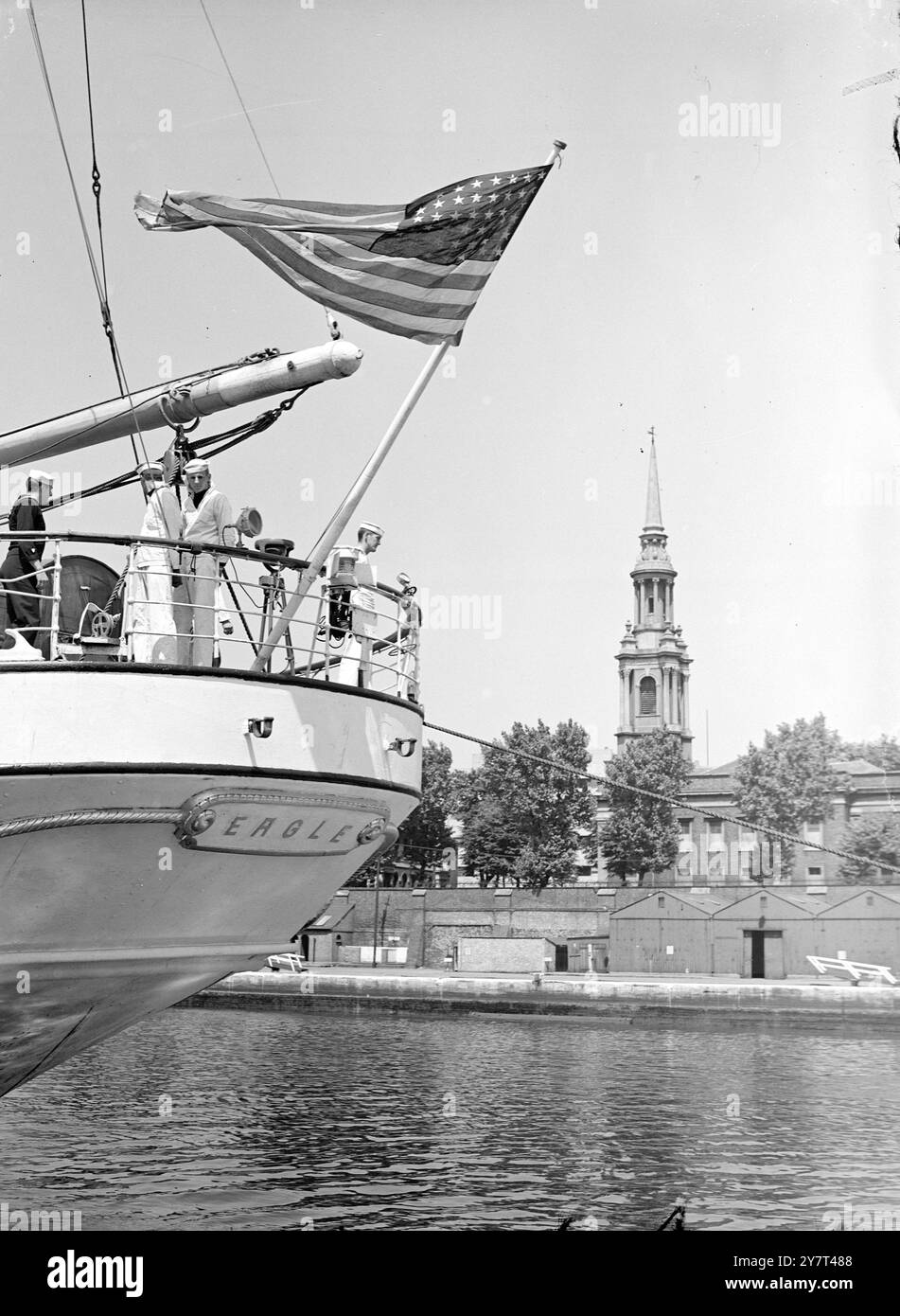 STERNE UND STREIFEN IM LONDON RIVER das Trainingsschiff EAGLE der United States Coast Guard Academy erreichte gemeinsam mit dem Cutter CAMPBELL das Shadwell Basin , Stepney , London , an Bord der beiden Schiffe befinden sich 360 Kadetten auf einer Ausbildungsfahrt , bevor sie Küstenwachoffiziere wurden, und die Schiffe werden fünf Tage lang im British Basin liegen . Eine dreiköpfige Barke mit Stahlrumpf und Dieselhilfsstoff , die Eagle früher als Horst Wessel bekannt , wurde in Deutschland als Segelschulschiff für die deutsche Marine gebaut und 1936 in Betrieb genommen . Sie wurde von der US Th übernommen Stockfoto