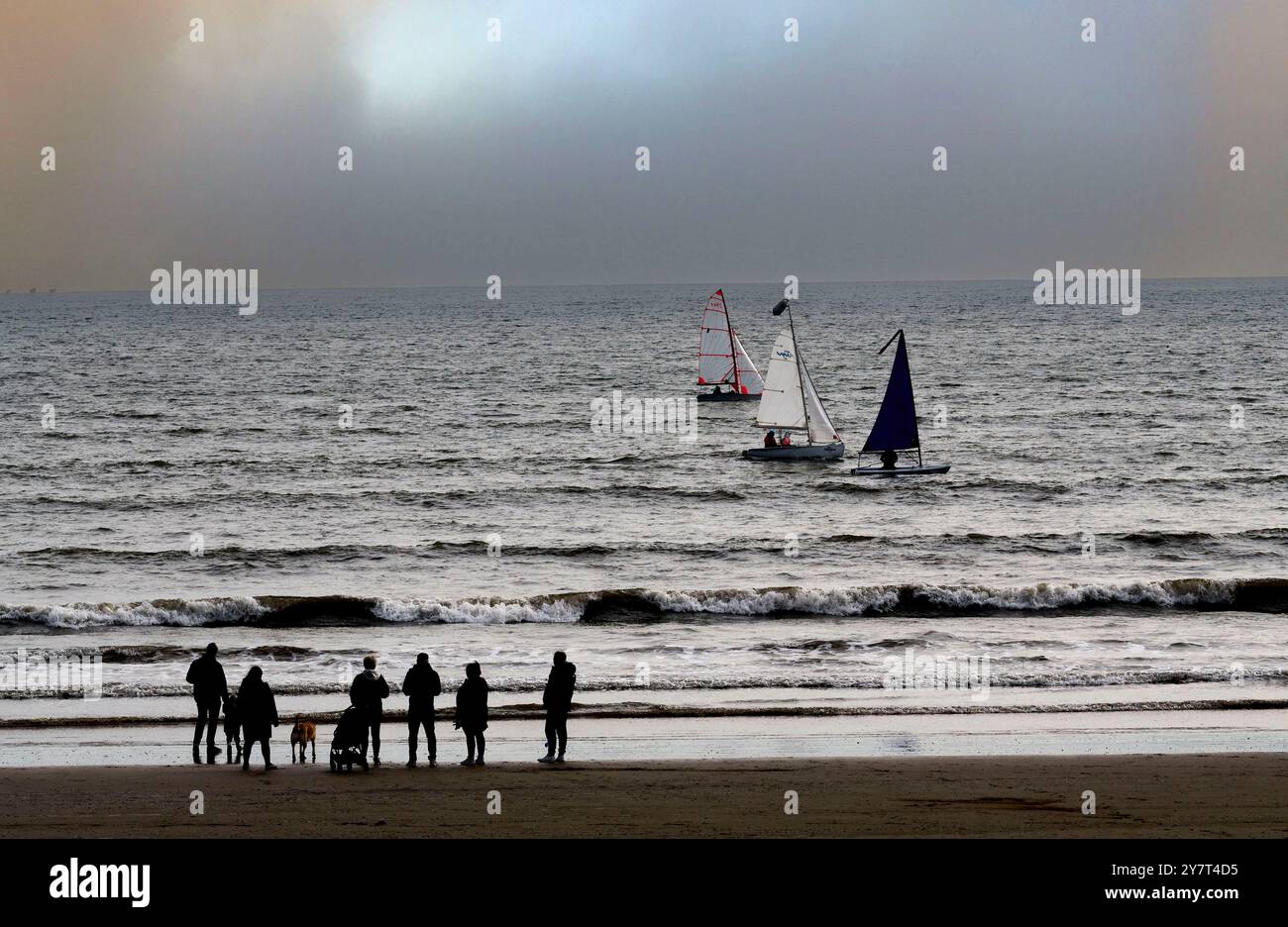 Menschen am Strand beobachten Yachtrennen vor Filey, East Yorkshire Coast, Nordengland, UJK Stockfoto