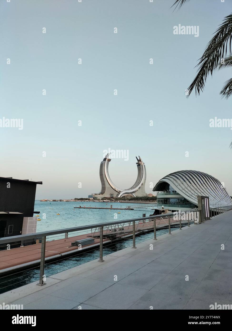 Atemberaubendes U-förmiges Design des Raffles Doha Hotels in Lusail Stockfoto