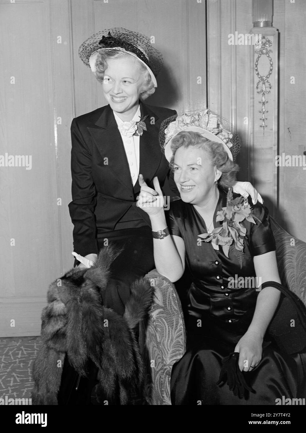 Unser Gracie Meets Bings Schwiegerschwester Singing ist das gemeinsame Interesse zwischen Gracie Fields (rechts) und Florence George, dem Ehemann von Everett Crosby, Bings älterem Bruder, das heute (Dienstag) in London fotografiert wurde. Florence befindet sich in London auf der ersten Station einer europäischen Konzertreise, die einen Auftritt bei zwei Konzerten in London in der Albert Hall beinhaltet. Gracie, die natürlich weltberühmt ist, ist hier, um im Empress am 19. April 1949 einen Auftritt zu machen Stockfoto