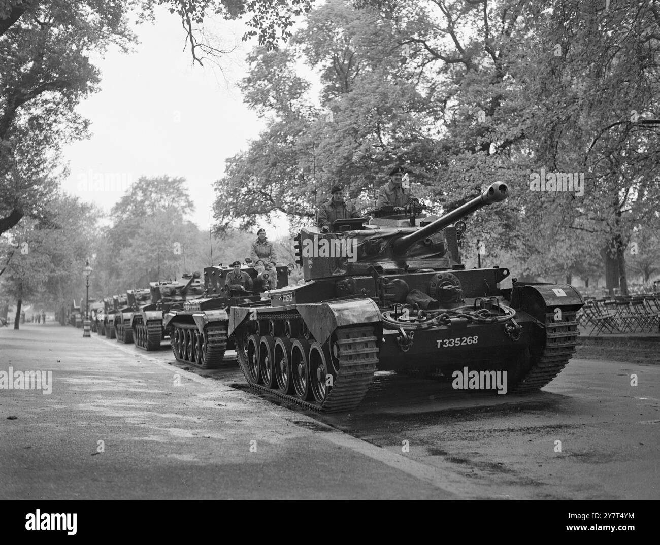 PANZERPARADE IM HYDE PARK - - - - Armee-Ausrüstung , einschließlich Geschütze , Panzer , gepanzerte und technische Fahrzeuge , wird entlang der Serpentine Road , Hyde Park , London im Rahmen der Feierlichkeiten zum Armeetag ausgestellt , der an den Waffenstillstand in Europa 1945 erinnert . - - - DAS BILD ZEIGT:- beeindruckende Aufstellung von Comets und Cromwell's des 2md Royal Tank Regiments im Hyde Park. - - - 5. Mai 1949 Stockfoto