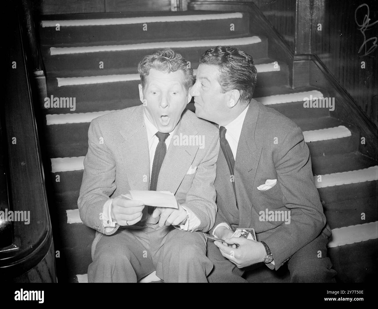 A Word from Sid to Danny Comedian Sid Field und Danny Kaye, beide großartige Freunde, hielten ein Treffen im Prince of Wales Theatre London ab. To-Night (Dienstag), wo Sid in der Komödie „Harvey“ starrt. „Nun, ich werde nie“ sagt Danny, während er in den Studien ein Bild von sid gemacht hat, als er ein Baby war, während sein Freund flüstert „halte es ein Geheimnis“. Danny, der heute in London angekommen ist, wird einen sechswöchigen Auftritt im London Palladium sowie eine Tour durch Glasgow Liverpool Manchester und Birmingham am 19. April 1949 machen Stockfoto