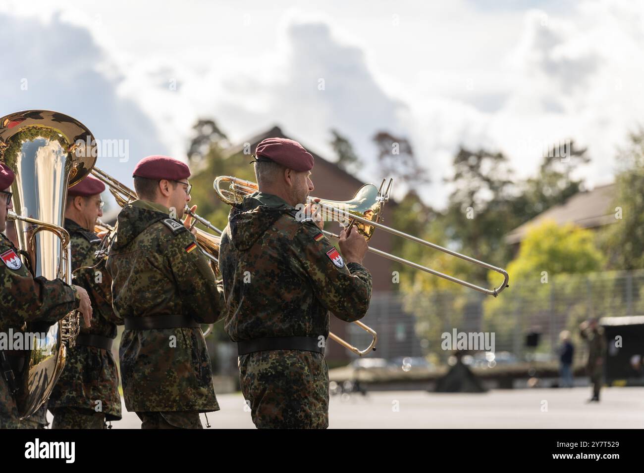 Volkach, Bayern, Deutschland - 1. Oktober 2024: Appell der Bundeswehr in der Mainfranken-Kaserne in Volkach zum Kommandowechsel der Logistikbataillone 461, 467, 471 und 472 unter dem Logistikregiment 4. Feierlichkeiten zur Veranstaltung *** Appel der Deutschen Bundeswehr in der Mainfranken-Kaserne in Volkach zum Unterstellungswechsel der Logistikbataillone 461, 467, 471 und 472 unter dem Logistikregiment 4. Feierlichtkeiten der Versanstaltung Stockfoto