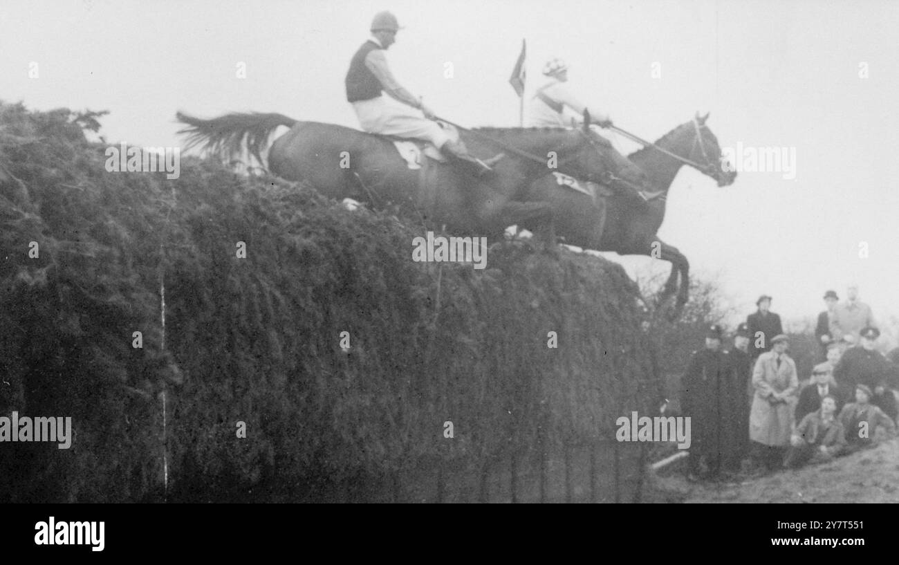 ROIMOND, KÖNIGLICHER LEITER, ABER RUSSISCHER HELD GEWINNT Russian Hero , im Besitz von Mr . W.F. Williamson und geritten von Leo McMorrow, 27-jähriger Ire aus Mountshannon ( Co. Slingo ) gewann den Grand National Steeplechase in Aintree, Liverpool . Er beendete acht Längen vor Lord Bisectors Roimond 9 R. Francis oben ) . Royal Mount , im Besitz von Mrs . M. Hervey und Ritten von P. Doyle war Dritter . DAS BILD ZEIGT ;- Roimond und Royal Mount führen das Feld am Sacher's Brook zum zweiten Mal an . 26. März 1949 Stockfoto