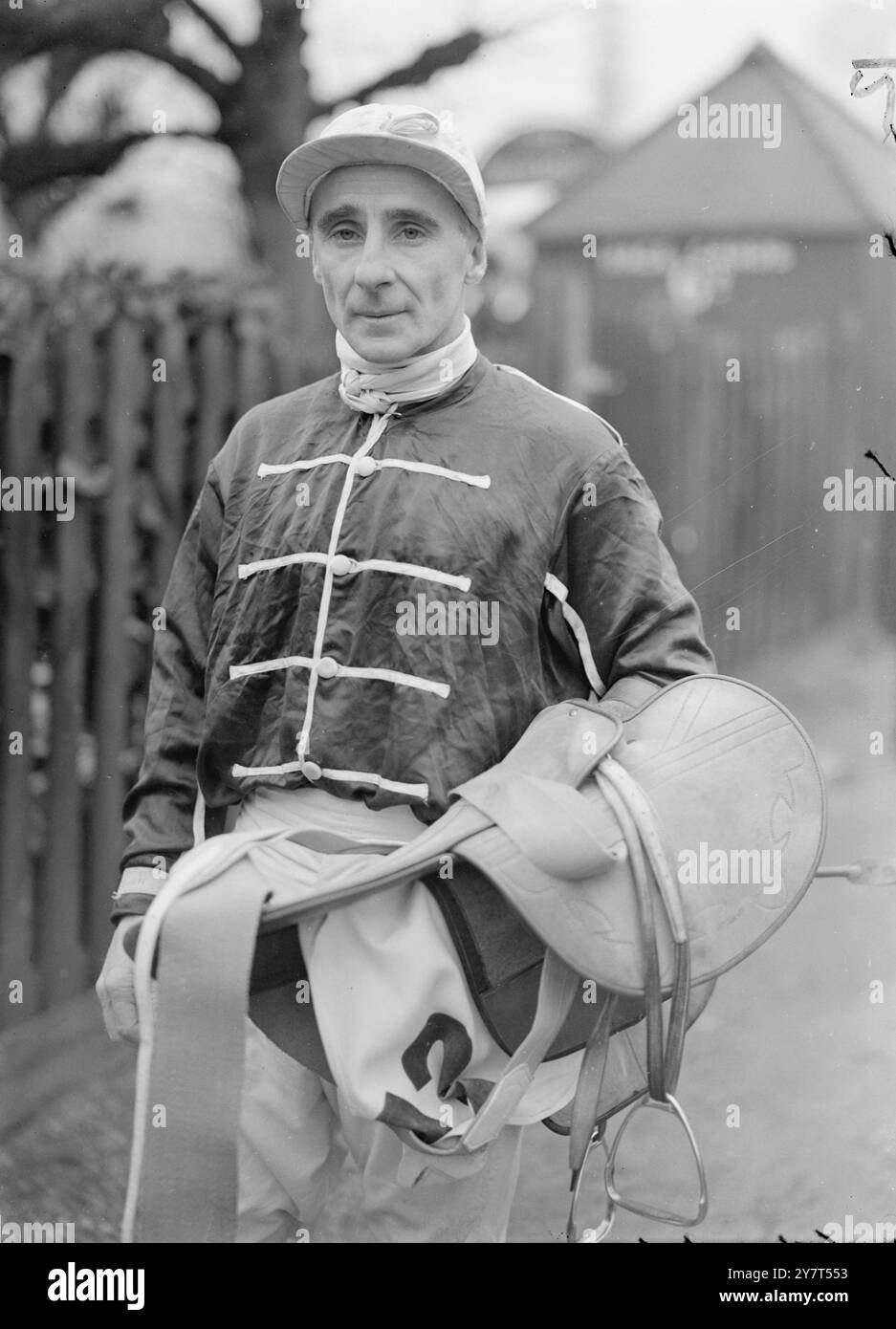 COOK KOMMT AN DIE FRONT Obwohl er weniger als einen Monat in Großbritannien war , wird das Können von BILLY COOK ( hier abgebildet ) , dem 39-jährigen australischen Jockey , bereits von Rennmännern besprochen , und seine Dienste sind von den Besitzern sehr gefragt . In Australien , wo er siebenmal Jockey-Champion war , ist Cook als " Last Race Cook " bekannt , da er häufig das letzte Rennen gewinnt und die Verluste der Zuschauer wieder gutmacht . In den ersten sechs Tagen der Flat-Racing-Saison fuhr er hier vier Sieger - alle in Liverpool . 29. März 1949 Stockfoto