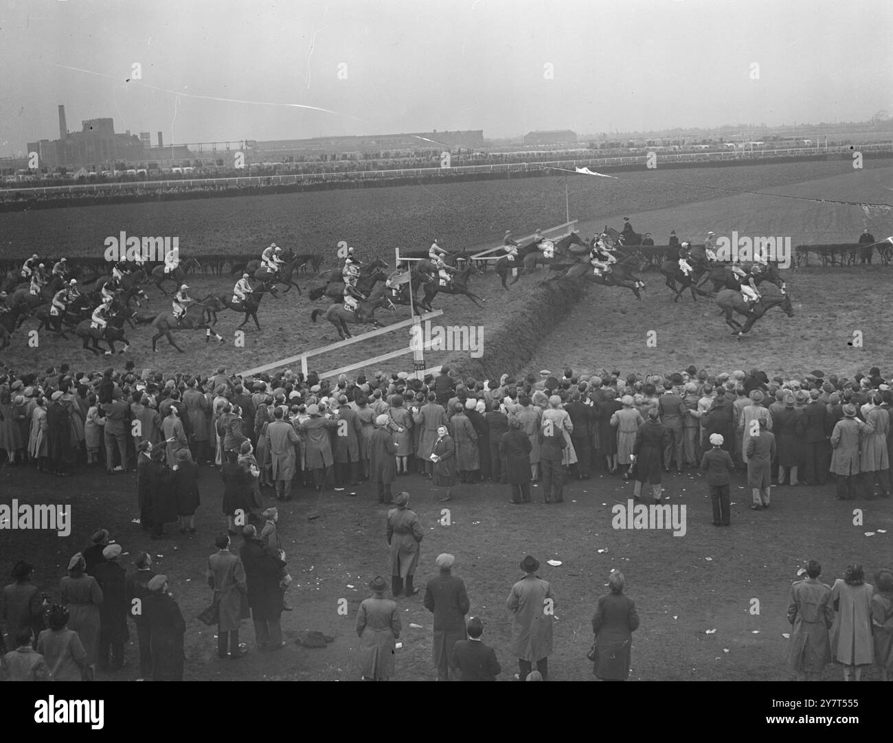 RUSSISCHER HELD gewinnt DEN NATIONALEN russischen Held , der im Besitz von Mr . W.F. Williamson und geritten von Leo McMorrow, 27-jähriger Ire aus Mountshannon ( Co. Slingo ) gewann den Grand National Steeplechase in Aintree, Liverpool . Er beendete acht Längen vor Lord Bisectors Roimond 9 R. Francis oben ) . Royal Mount , im Besitz von Mrs . M. Hervey und Ritten von P. Doyle war Dritter . DAS BILD ZEIGT ;-das Feld - der erste Sprung 26. März 1949 Stockfoto
