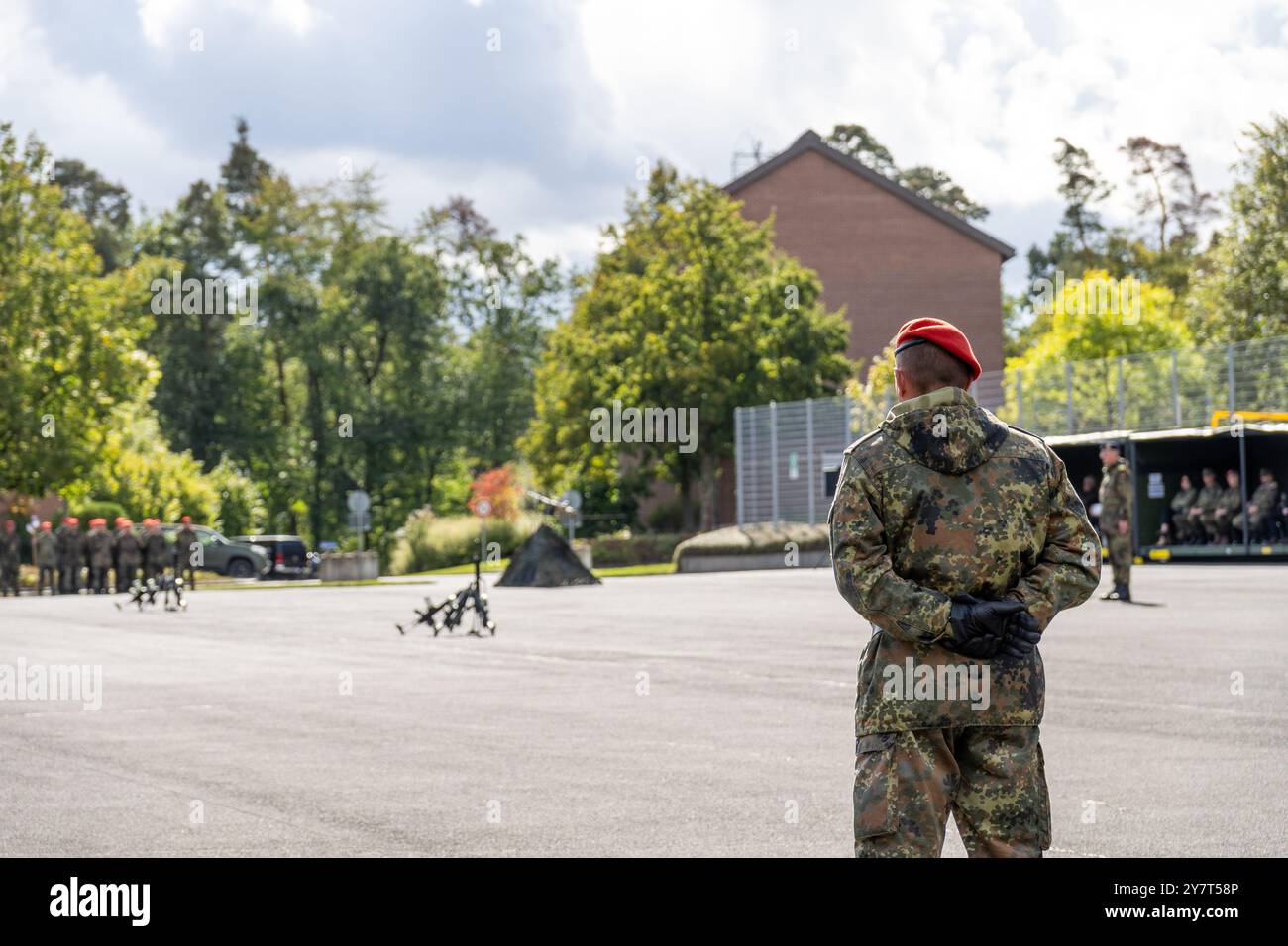 Volkach, Bayern, Deutschland - 1. Oktober 2024: Appell der Bundeswehr in der Mainfranken-Kaserne in Volkach zum Kommandowechsel der Logistikbataillone 461, 467, 471 und 472 unter dem Logistikregiment 4. Oberst Matthias Kampf, Kommandeur Logistikregiment 4 zum Gruß *** Appel der Deutschen Bundeswehr in der Mainfranken-Kaserne in Volkach zum Unterstellungswechsel der Logistikbataillone 461, 467, 471 und 472 unter dem Logistikregiment 4. Oberst Matthias Kampf, Kommandeur Logistikregement 4 beim Salutieren Stockfoto