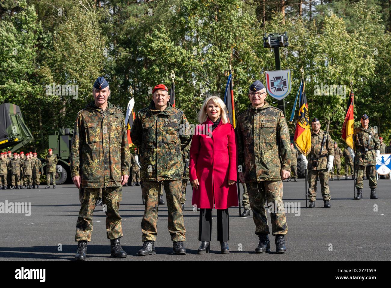 Volkach, Bayern, Deutschland - 1. Oktober 2024: Appell der Bundeswehr in der Mainfranken-Kaserne in Volkach zum Kommandowechsel der Logistikbataillone 461, 467, 471 und 472 unter dem Logistikregiment 4. Landrat des Landkreises Kitzingen zusammen mit Generalleutnant Gerald Funke, Oberst Matthias Kampf und Oberst Alexander Heinze *** Appel der Deutschen Bundeswehr in der Mainfranken-Kaserne in Volkach zum Unterstellungswechsel der Logistikbataillone 461, 467, 471 und 472 unter dem Logistikregiment 4. Landrätin Tamara Bischof Landkreis Kitzingen z Stockfoto