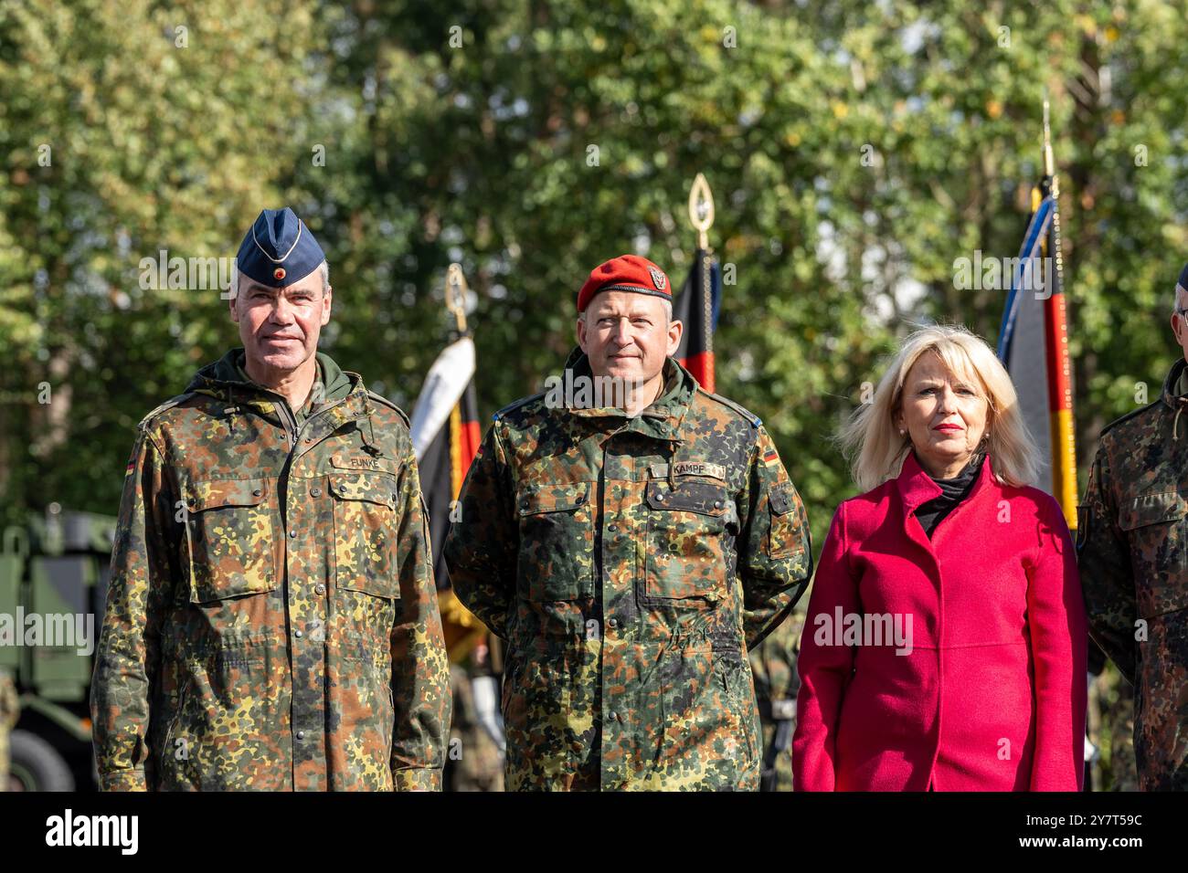 Volkach, Bayern, Deutschland - 1. Oktober 2024: Appell der Bundeswehr in der Mainfranken-Kaserne in Volkach zum Kommandowechsel der Logistikbataillone 461, 467, 471 und 472 unter dem Logistikregiment 4. Landrat des Landkreises Kitzingen zusammen mit Generalleutnant Gerald Funke und Oberst Matthias Kampf *** Appel der Deutschen Bundeswehr in der Mainfranken-Kaserne in Volkach zum Unterstellungswechsel der Logistikbataillone 461, 467, 471 und 472 unter dem Logistikregiment 4. Landrätin Tamara Bischof Landkreis Kitzingen zusammen mit Generalleutnan Stockfoto