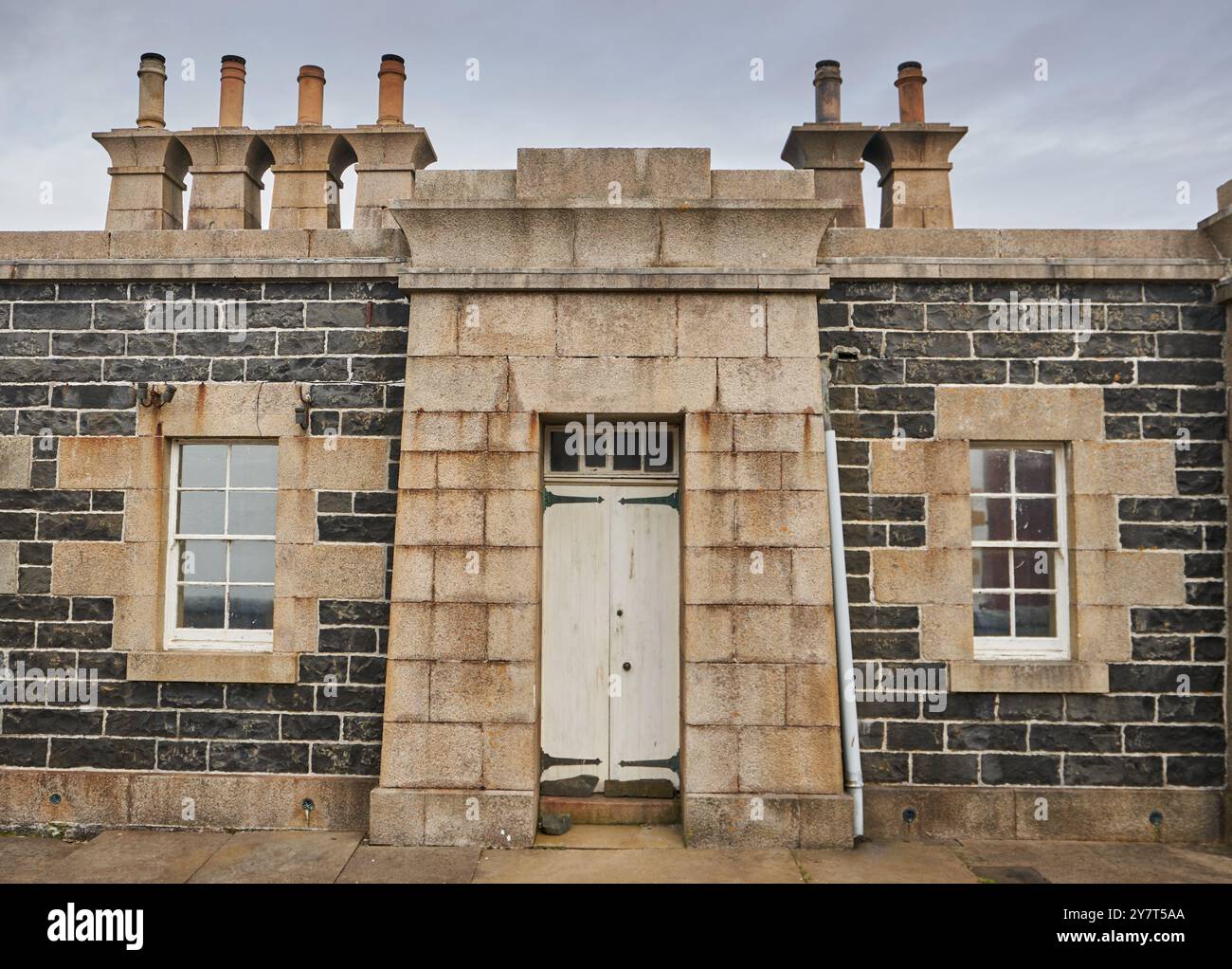 Leuchtturm im Eilean Glas auf Scalpay, Äußere Hebriden, Schottland. Einer der ältesten in Schottland. Rot-weißer Leuchtturm, erbaut von Robert Stevenson 1824. Stockfoto