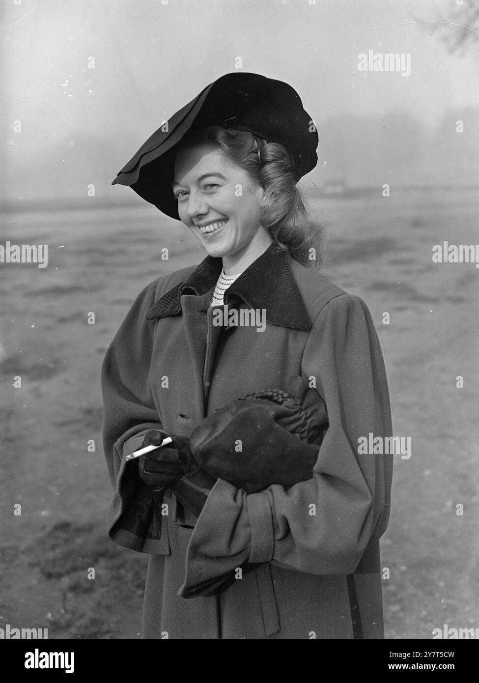 MÄDCHEN IM BILD HUT WÜRDE Eine KRONE TRAGEN 26 Teilnehmer aus allen Teilen Großbritanniens haben sich in London zum Grand Final des National Ballroom Queen Contest 1949 im Grosvenor House in Park Lane versammelt . Der Gewinner muss nicht nur ein erfahrener Tänzer sein , sondern auch anmutig in Bewegung , attraktiv und charmant sein . FOTOSHOWS :- eine der Finalisten Mrs . CONSTANCE LEWTY , 25 Jahre alt , aus Bury New Road , Salford , ist im Hyde Park zu sehen . 29. März 1949 Stockfoto