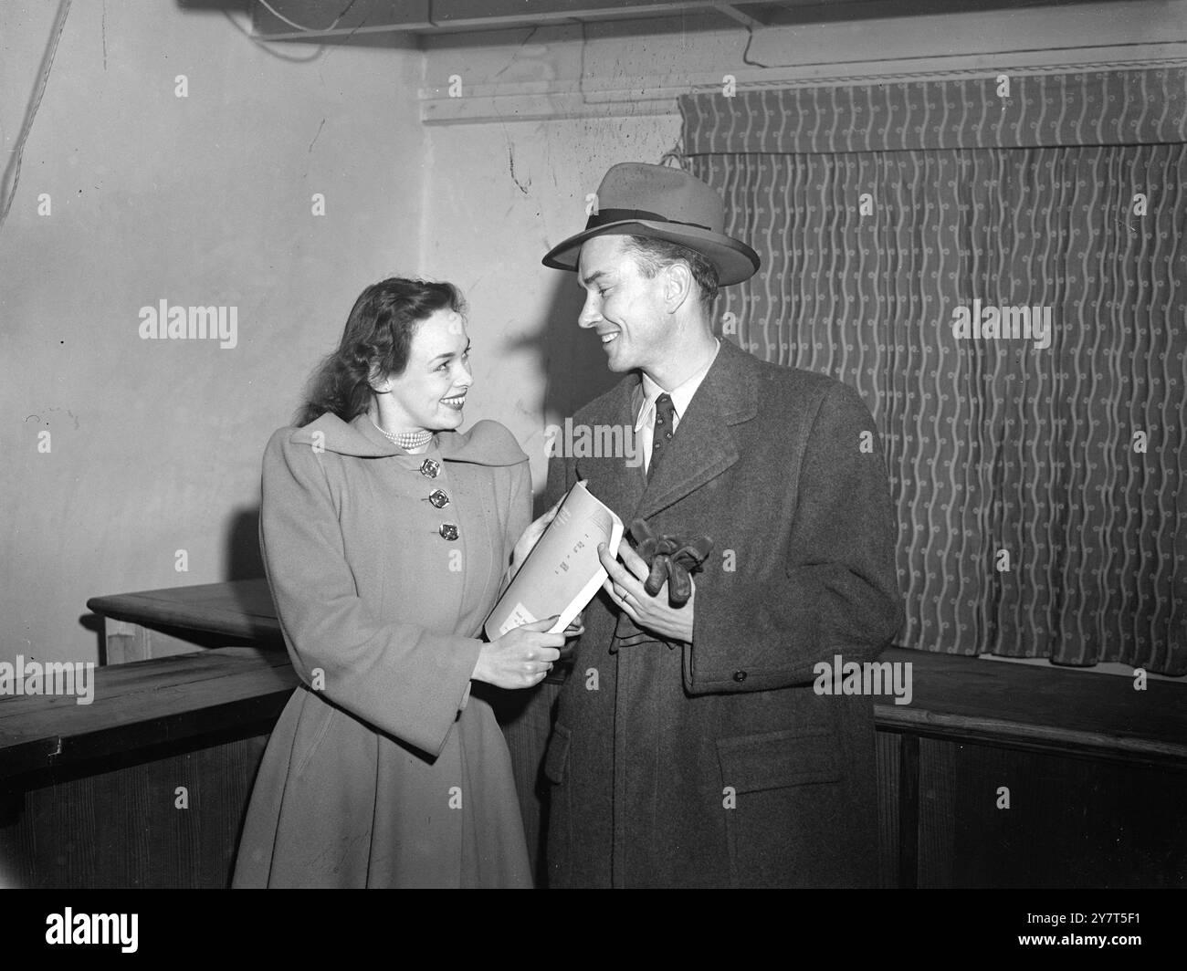 VON LINER ZU LINER mit Lynette Lowther , Londoner Schauspielerin und Model , um das Drehbuch sofort nach seiner Landung in die Hände zu legen , kam John Sweet , amerikanischer Schauspieler , von PAN American Clipper am Flughafen London an , um die Hauptrolle in dem neuen Stück " zweimal auf eine Zeit " von Tedwell Chapman ZU spielen . Das Stück wird in der St gespielt. Martin's Theatre von Henry Shrek und Phillip Booth. Sweet , der während des Krieges mit der US-Armee in Großbritannien war , erschien zuvor in zwei Theaterstücken in diesem Land - " Our Town " und " Green Laughter " - und im britischen Film " Canterbury Tales " . FOTOSHOWS :- Joh Stockfoto