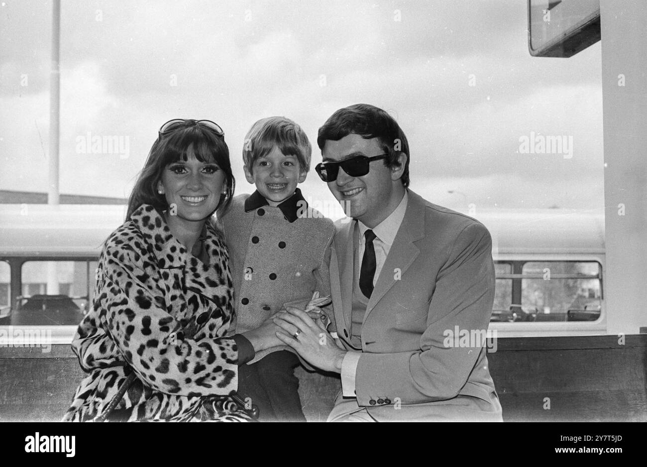 DOLITTLE MAN FLIEGT REIN. LONDON AIRPORT - der Mann, der das Drehbuch, die Texte und die Musik für Doctor Dolittle schrieb, flog heute mit seiner Frau und seinem jungen Sohn nach London. LESLIE BRICUSSE, im Bild mit Frau YVONNE ROMAIN und ihrem Sohn ADAM, ist für zwei Wochen hier für geschäftliche Gespräche im Zusammenhang mit: 'Doctor Dolittle' Mr. Bricusse schrieb auch die Texte des Musical-Hits 'Mr. Pickwick' und schrieb die Musical-Show Stop the World I Want to Get Off, in der Anthony New, ein Hit beide Seiten des Atlantiks – London , am 7. Mai 1967 in der Hauptrolle spielte Stockfoto