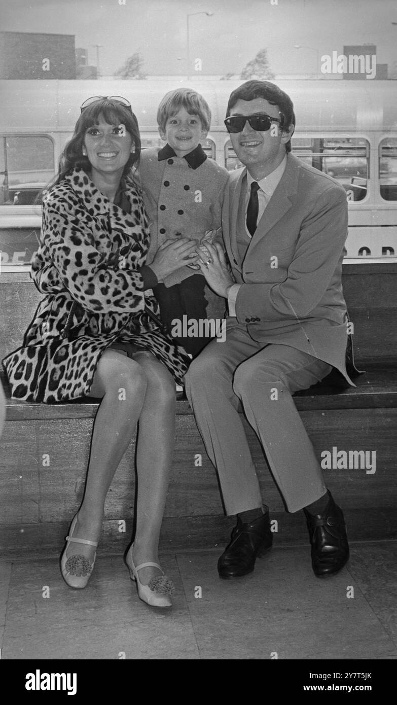 DOLITTLE MAN FLIEGT REIN. LONDON AIRPORT - der Mann, der das Drehbuch, die Texte und die Musik für Doctor Dolittle schrieb, flog heute mit seiner Frau und seinem jungen Sohn nach London. LESLIE BRICUSSE, im Bild mit Frau YVONNE ROMAIN und ihrem Sohn ADAM, ist für zwei Wochen hier für geschäftliche Gespräche im Zusammenhang mit: 'Doctor Dolittle' Mr. Bricusse schrieb auch die Texte des Musical-Hits 'Mr. Pickwick' und schrieb die Musical-Show Stop the World I Want to Get Off, in der Anthony New, ein Hit beide Seiten des Atlantiks – London , am 7. Mai 1967 in der Hauptrolle spielte Stockfoto