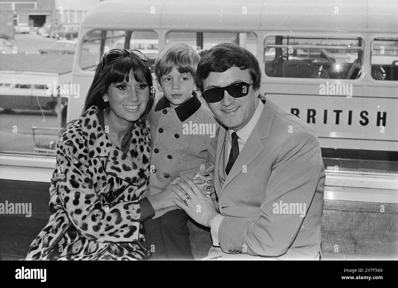 DOLITTLE MAN FLIEGT REIN. LONDON AIRPORT - der Mann, der das Drehbuch, die Texte und die Musik für Doctor Dolittle schrieb, flog heute mit seiner Frau und seinem jungen Sohn nach London. LESLIE BRICUSSE, im Bild mit Frau YVONNE ROMAIN und ihrem Sohn ADAM, ist für zwei Wochen hier für geschäftliche Gespräche im Zusammenhang mit: 'Doctor Dolittle' Mr. Bricusse schrieb auch die Texte des Musical-Hits 'Mr. Pickwick' und schrieb die Musical-Show Stop the World I Want to Get Off, in der Anthony New, ein Hit beide Seiten des Atlantiks – London , am 7. Mai 1967 in der Hauptrolle spielte Stockfoto