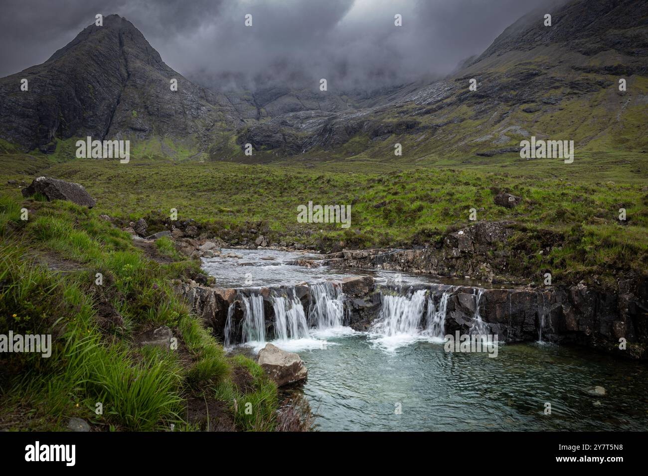 Wunderschöne Wasserfälle an den Fairy Pools, die Wasserfälle, die aus dem River Brittle fließen, mit den Black Cuilins Bergen auf der Isle of Skye in der Stockfoto