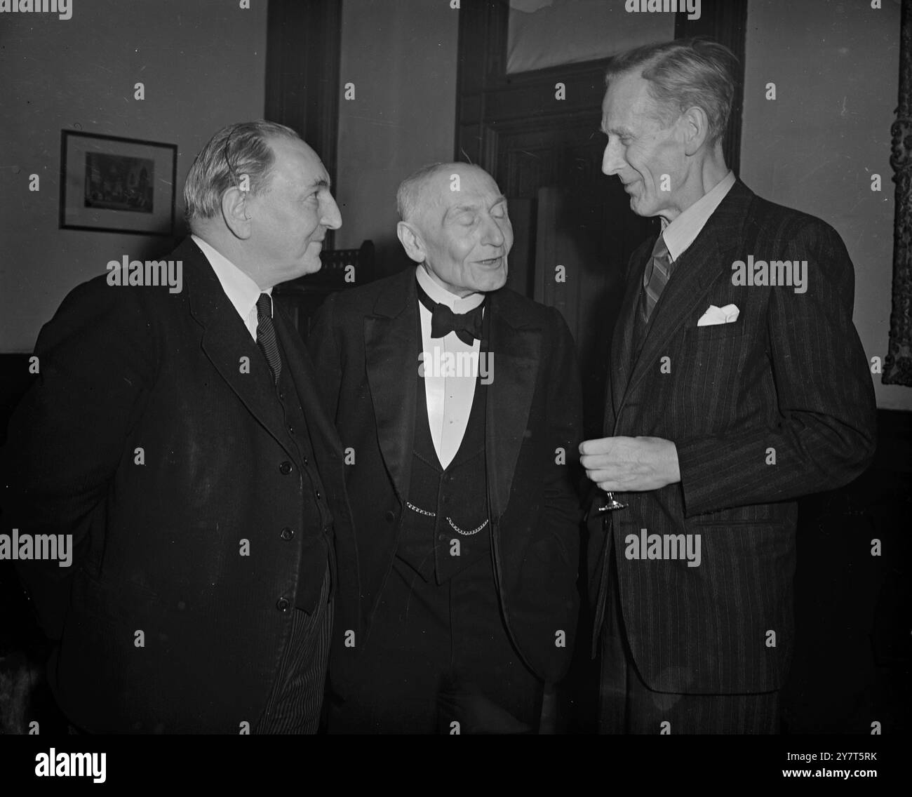 KOLONIALSEKRETÄR BEI FABIAN BEREAU DINNER die Rechte der Ehrenwürdige JAMES GRIFFITHS , Staatssekretär für die Kolonien ( links) mit LORD PETHICK-LAWRENCE ( Mitte) und HERRN . FRANK HORRABIN beim Abendessen zum zehnten Jahrestag des Fabian Colonial Bureau im House of Lords in London . 4. Dezember 1950 Stockfoto