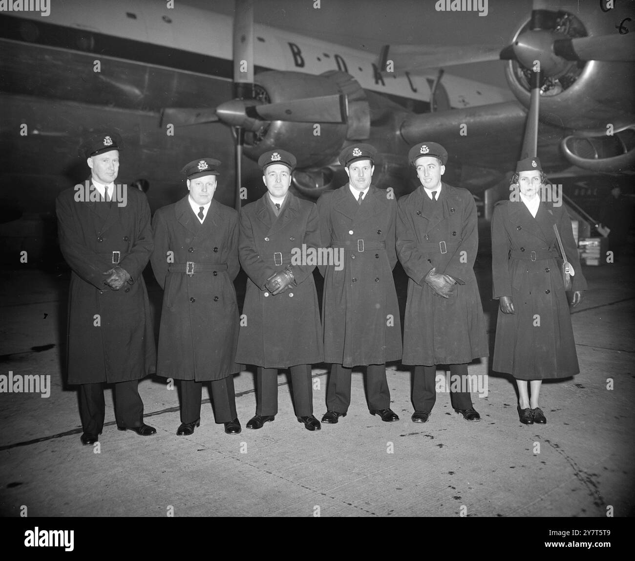 Die BESATZUNG DES PREMIERMINISTERS FÜR DEN ATLANTIKFLUG, die heute am Flughafen London gezeigt wird, ist Mitglieder der Besatzung des B.O.A.C. Stratocruiser, in dem der Premierminister, Mr. Clement Attlee, morgen nach Washington aufbrechen wird, um die internationale Krise mit Präsident Truman zu besprechen. Von links nach rechts: Captain William John Craig, 40, aus Bristol, Flugkapitän von B.O.A.C.'s Stratocruiser-Flug, der das Flugzeug steuern wird; erster Offizier Colin J Geoffrey aus Bristol: Navigationsoffizier Albert Caseley aus Newport, Monmouthshire; Ingenieur-Offizier Dennis Bock aus Bristol; Ingenieur-Offizier Philip Branson aus Bris Stockfoto