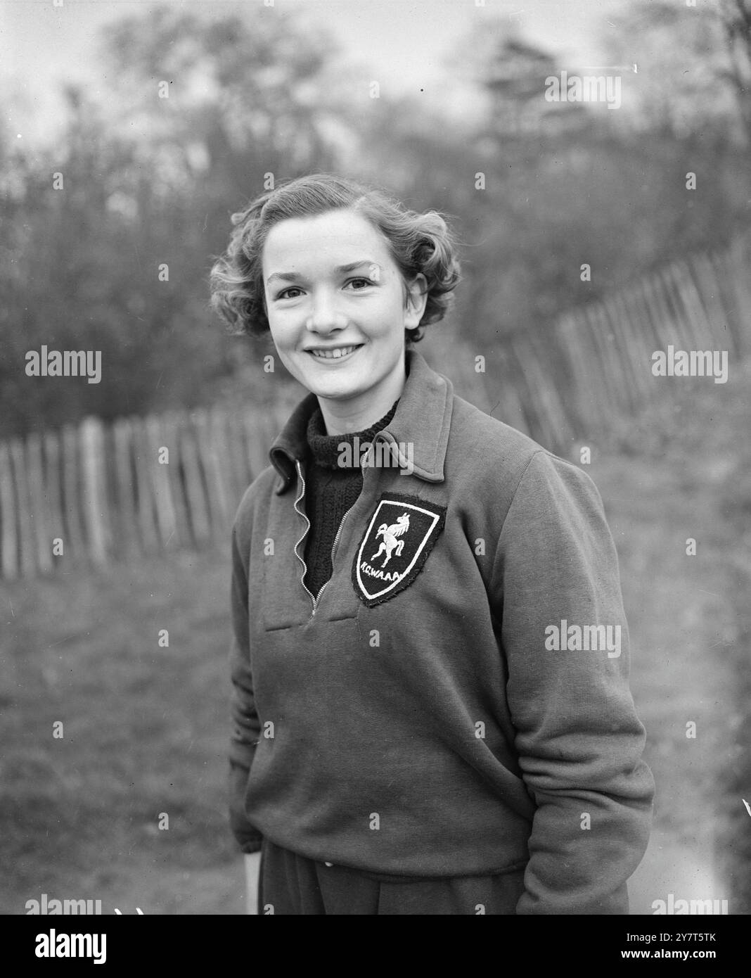 SHIELA SUCHT HÜRDLING HONOURS Track HONOURS und der Name Sheila scheint gleichbedeutend mit George Pallett aus Herne Hill, London und offiziellem Trainer der Women's Amateur Athletic Association. Zum zweiten Mal in Folge hat George eine Sheila ausgebildet , die er zum Champion machen will . Sheila Pratt wartet auf das Training. 4. Dezember 1950 Stockfoto