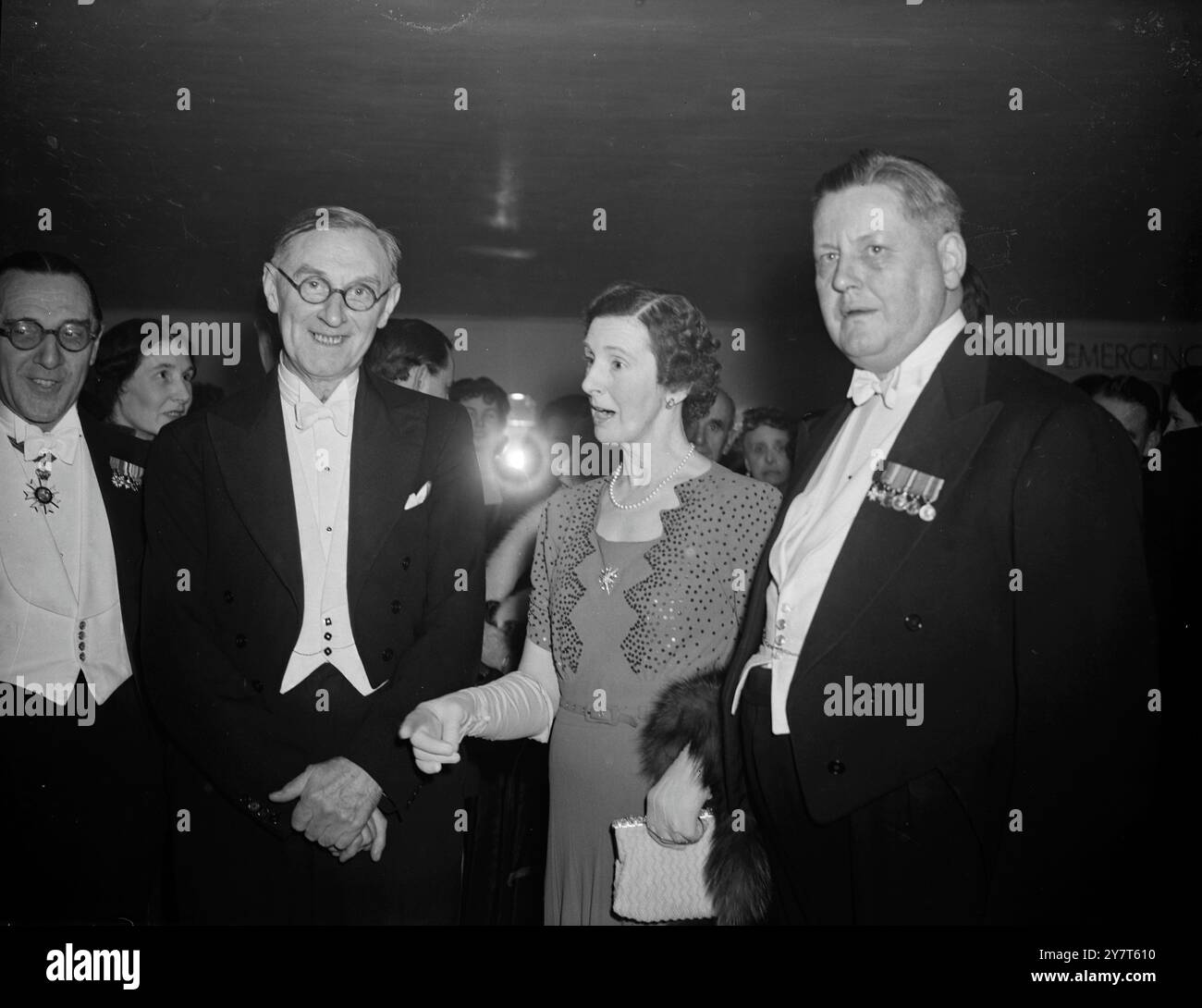 BEIM WORCHESTERSHIRE ASSOCIATION DINNER sprach Lord Beauchamp, Präsident der Vereinigung, mit Lady Tennant, der Frau von Admiral Sir William Tennent, und Lord Justice Burkett (links) und dem jährlichen Dinner der Worcestershire Association im Dorchester Hotel, Park Lane, London. 10. Dezember 1950 Stockfoto