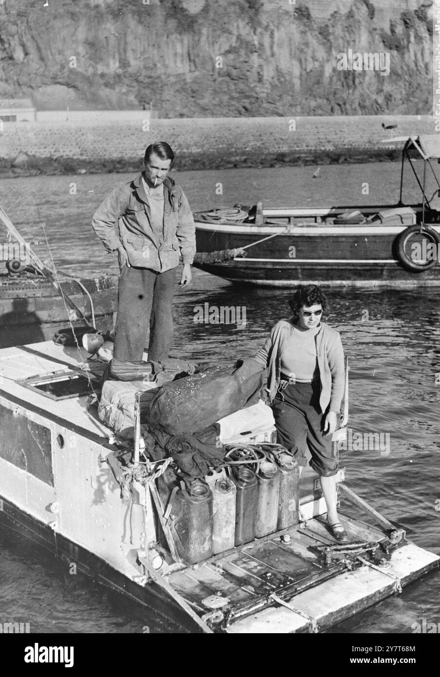 Der 38-jährige Ex-Ingenieur BEN Carlin Elinore IM Alter von 32 Jahren erreichte Madeira im amphibischen Jeep nach einer Transatlantikreise , die am 19 . Juli in Halifax in Nova Scotia begann . Etwa 200 Meilen vor Madeira sendeten sie Notsignale aus, als Sturm drohte, sie vom Kurs zu sprengen. Dies war ihr dritter Versuch auf dem Atlantik - als erster Teil einer Flitterwochenreise um die Welt, die 1948 begann . Beim ersten Versuch wurden sie von einem Tanker abgeholt. Ihr 24-Fuß-Jeep hat ein kleines Segel, zusätzliche Benzintanks und Stockfoto