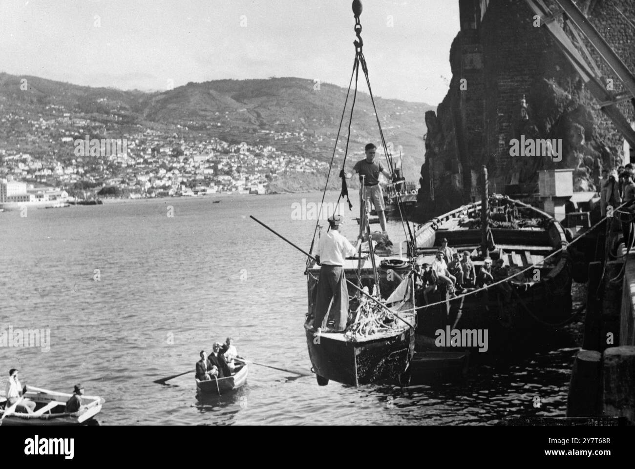 Der 38-jährige Ex-Ingenieur BEN Carlin Elinore IM Alter von 32 Jahren erreichte Madeira im amphibischen Jeep nach einer Transatlantikreise , die am 19 . Juli in Halifax in Nova Scotia begann . Etwa 200 Meilen vor Madeira sendeten sie Notsignale aus, als Sturm drohte, sie vom Kurs zu sprengen. Dies war ihr dritter Versuch auf dem Atlantik - als erster Teil einer Flitterwochenreise um die Welt, die 1948 begann . Beim ersten Versuch wurden sie von einem Tanker abgeholt. Ihr 24-Fuß-Jeep hat ein kleines Segel, zusätzliche Benzintanks A Stockfoto