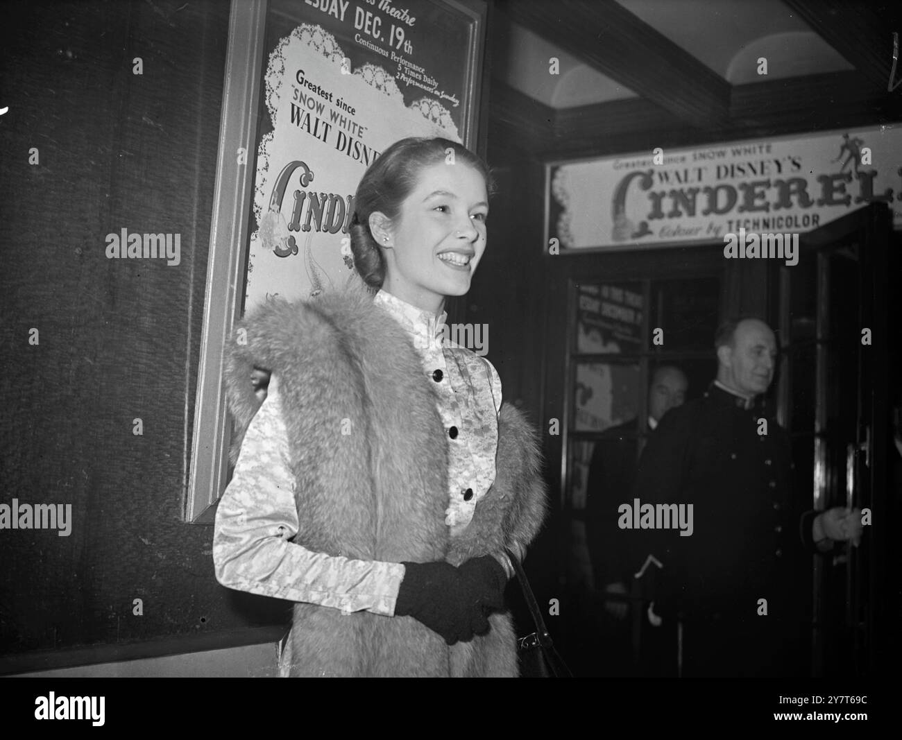 CINDERELLA GEHT ZU CINDERELLA in silbergrauem Kleid mit Pelzen, passend zu der jungen Schauspielerin Sally Anne Howes, die heute Abend im Prince of Wales Theatre in London bei der britischen Premiere der Walt Disney-Gesamtproduktion Cinderella teilnahm. Erst gestern war Sally selbst eine Cinderella - in einem Film, der für das Fernsehen in der Nähe von Hatfield, Hertfordshire gedreht wurde - und hatte eine enge Flucht vor Verletzungen, als die sechs Ponys, die ihre Kutsche zeichneten, verschossen. 18. Dezember 1950 Stockfoto