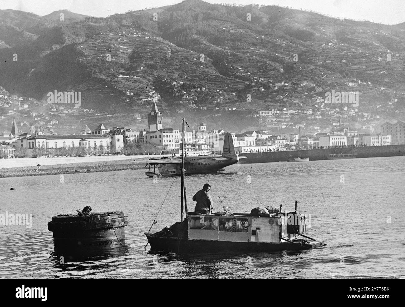 Der 38-jährige Ex-Ingenieur BEN Carlin Elinore IM Alter von 32 Jahren erreichte Madeira im amphibischen Jeep nach einer Transatlantikreise , die am 19 . Juli in Halifax in Nova Scotia begann . Etwa 200 Meilen vor Madeira sendeten sie Notsignale aus, als Sturm drohte, sie vom Kurs zu sprengen. Dies war ihr dritter Versuch auf dem Atlantik - als erster Teil einer Flitterwochenreise um die Welt, die 1948 begann . Beim ersten Versuch wurden sie von einem Tanker abgeholt. Ihr 24-Fuß-Jeep hat ein kleines Segel, zusätzliche Benzintanks A Stockfoto