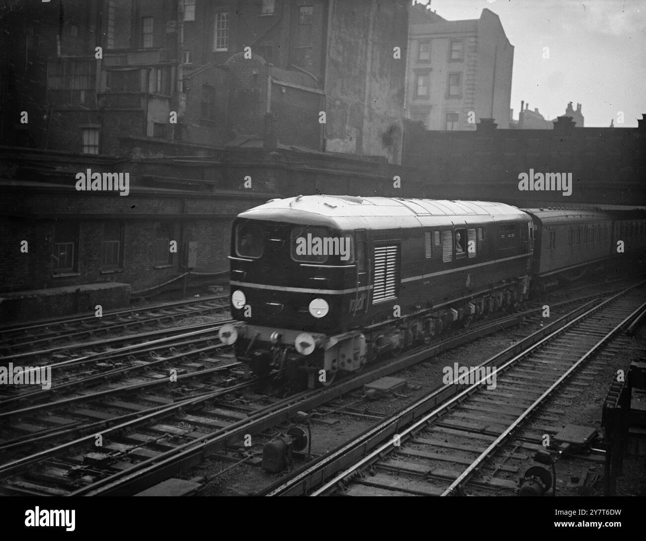 DIE ELEKTROLOKOMOTIVE DES FESTIVALS KOMMT IN LONDON AN . Die erste von drei neuen Diesel-Schnellzuglokomotiven, die in den Werken in Ashford (Kent) der südlichen Region der British Railways entworfen und gebaut wurden, erreichte heute den Bahnhof Victoria in London. Es wird derzeit geprüft. Die Lokomotive, die nächstes Jahr auf dem Festival of Britain ausgestellt wird, ist mit einem 1.600 PS Dieselmotor-Generator ausgestattet und kann Geschwindigkeiten von bis zu 80 km/h erreichen. Er ist 64 m lang, wiegt 135 Tonnen, hat an beiden Enden eine Fahrerkabine und ist wie seine Schwestermotoren mit warmem und kaltem Wasser A ausgestattet Stockfoto