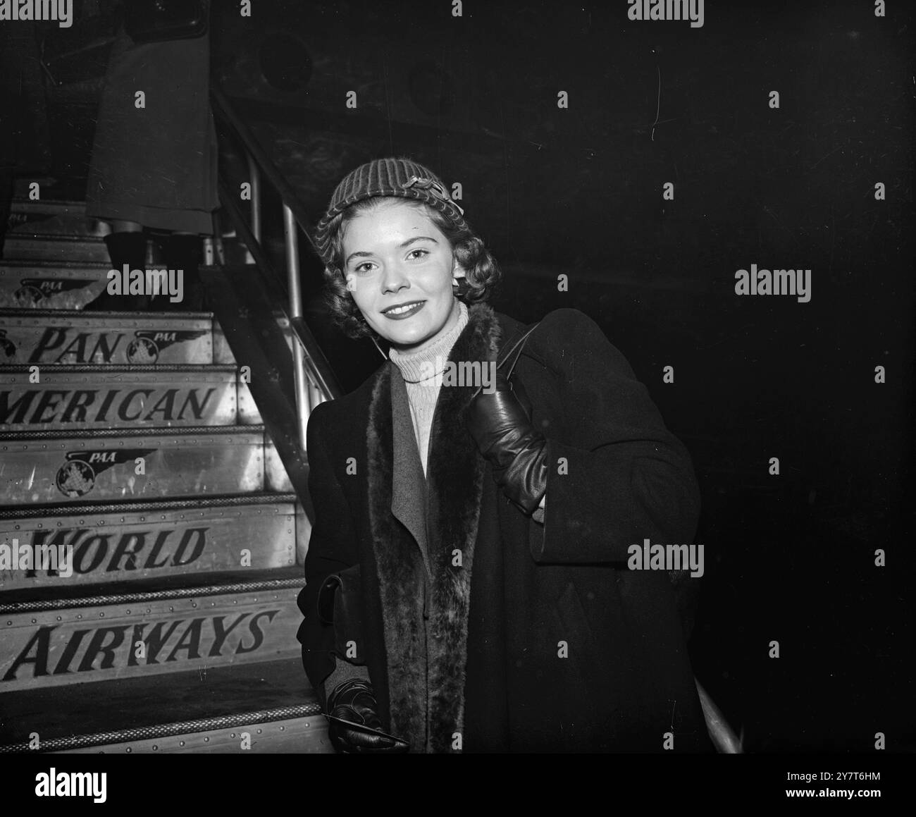 GLORIA SWANSONS TOCHTER GEHT ZU WEIHNACHTEN ZUR MUTTER Michelle Farmer, 18-jährige Tochter der Hollywood-Schauspielerin Gloria Swanson, dargestellt als sie heute Abend am Flughafen London an Bord eines Pan American Clippers nach New York ging. Miss Palmer kehrt nach Amerika zurück, um Weihnachten mit ihrer Mutter zu verbringen, wird aber im Frühjahr zurückkehren, wenn Mrs. Swanson nach Großbritannien kommt, um einen Film zu drehen. Michelle hofft, einer englischen Repertoire-Firma beizutreten. 21. Dezember 1950 Stockfoto