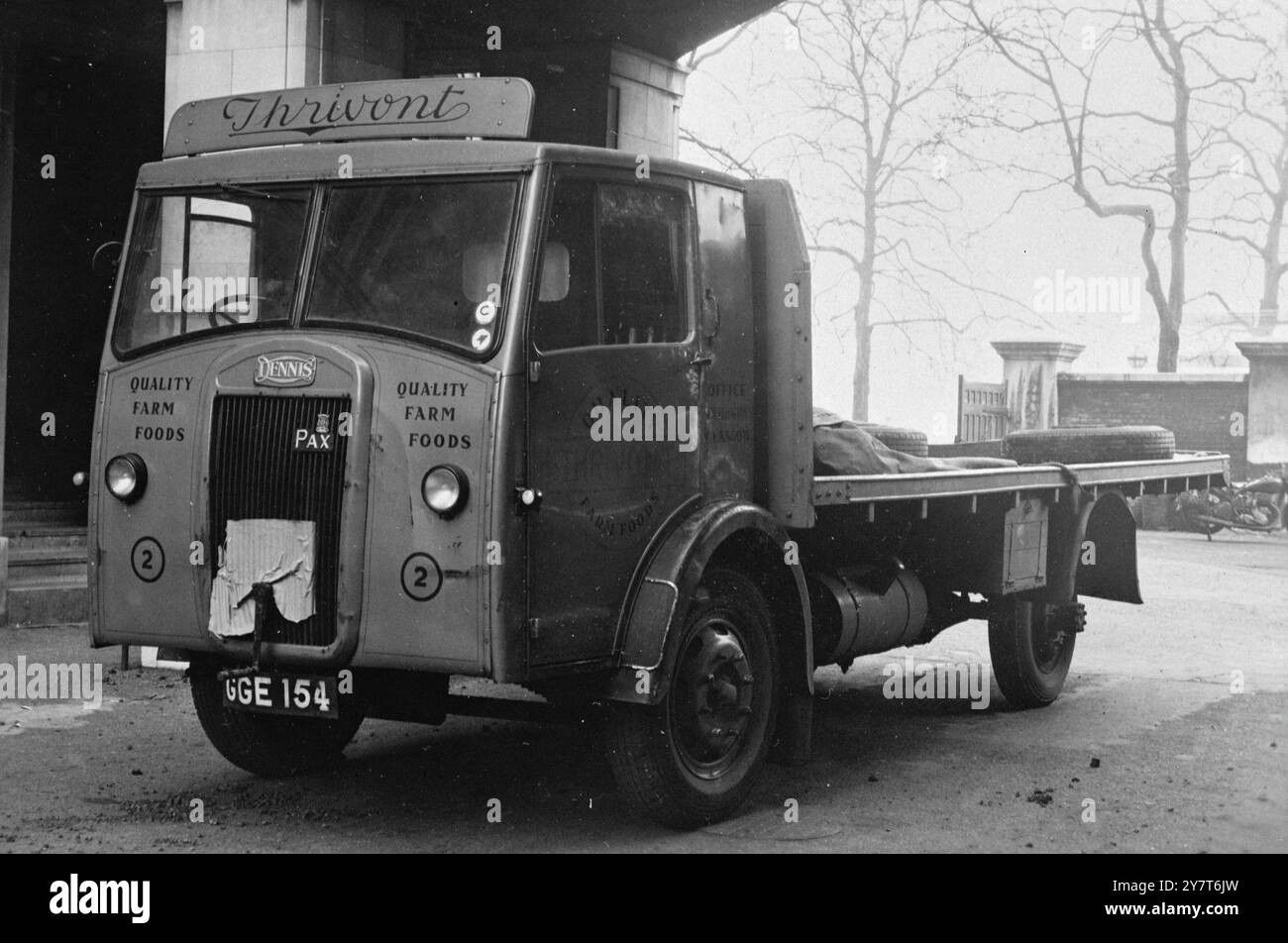 SCOTLAND YARD SUCHT INFORMATIONEN ÜBER GESTOHLENE LKW - VERBINDUNG MIT STEIN . Das offizielle Bild des aus Glasgow gestohlenen Lastwagens wurde in London nach dem Diebstahl des Stone of Scone aus der Westminster Abbey verlassen gefunden. Obwohl die Polizei immer noch nicht in der Lage ist, eindeutig zu sagen, ob der Lkw mit dem Diebstahl in Verbindung gebracht wurde, ist Scotland Yard bestrebt, alle verfügbaren Informationen über das Fahrzeug zu erhalten. Der am 23. Dezember gestohlene Lastwagen wurde als Dennis, drei Tonnen schwerer offener Plattformwagen mit Kennzeichen GE 154, gelb lackiert, beschrieben. Die Seiten sind gelb und Stockfoto