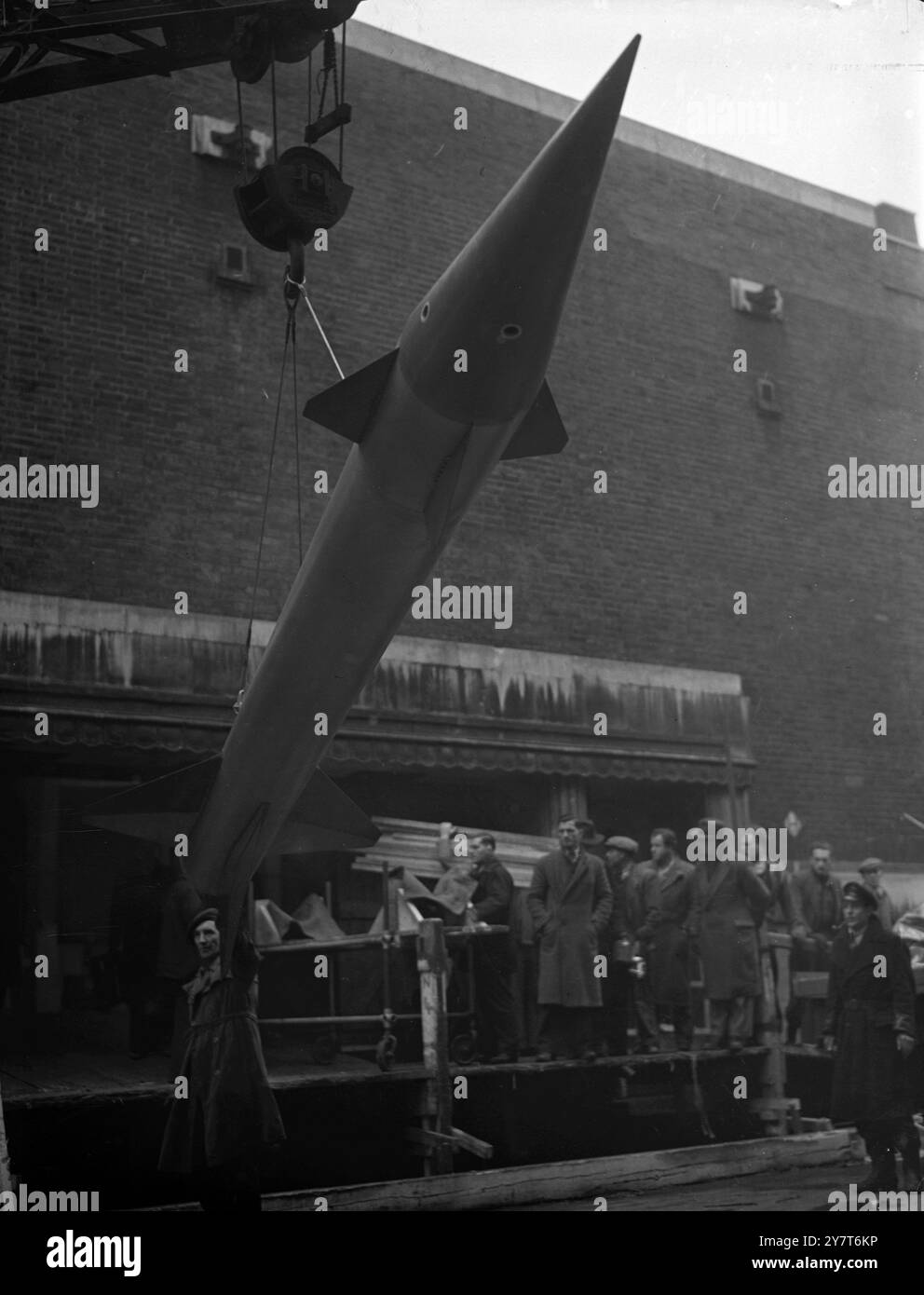 BRITISCHE RAKETE IN LONDON FÜR DIE ERSTE ÖFFENTLICHE Vorstellung diese britische Experimental Rocket , 20 Fuß lang und 17 Zoll Durchmesser , ist als sie in der New Horticultural Hall in Westminster , London zu ihrer ersten öffentlichen Vorstellung ankam . Sie wird am Stand des Ministeriums für Versorgung auf der Schuljungen-eigenen Ausstellung zu sehen sein , die am 1 . Januar eröffnet wird . Eine ähnliche Rakete wurde von einem Standort " irgendwo in Britian " gestartet , aber Details ihrer Leistungen wurden nicht bekannt gegeben . 28. Dezember 1950 Stockfoto