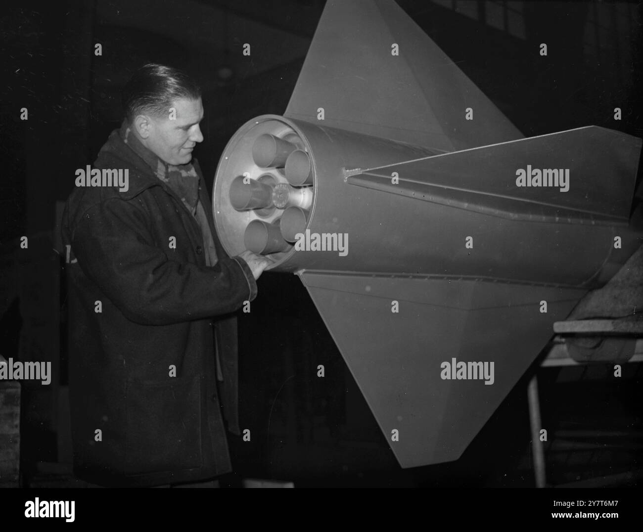 NAHAUFNAHME DER BRITISCHEN RAKETE aus nächster Nähe des Jet Outlet und der Heckflossen der British Experimental Rocket, als die Rakete heute zur ersten öffentlichen Vorstellung in die New Horticultural Hall in Westminster, London, gebracht wurde. Die Rakete, 20 Fuß lang und 17 Zoll Durchmesser, soll am Stand des Versorgungsministeriums auf der Schuljungen-eigenen Ausstellung zu sehen sein, die am 1. Januar eröffnet wird. Eine ähnliche Rakete wurde von einem Standort " irgendwo in Großbritannien " gestartet, die Details ihrer Auftritte wurden nicht bekannt gegeben . 28. Dezember 1950 Stockfoto