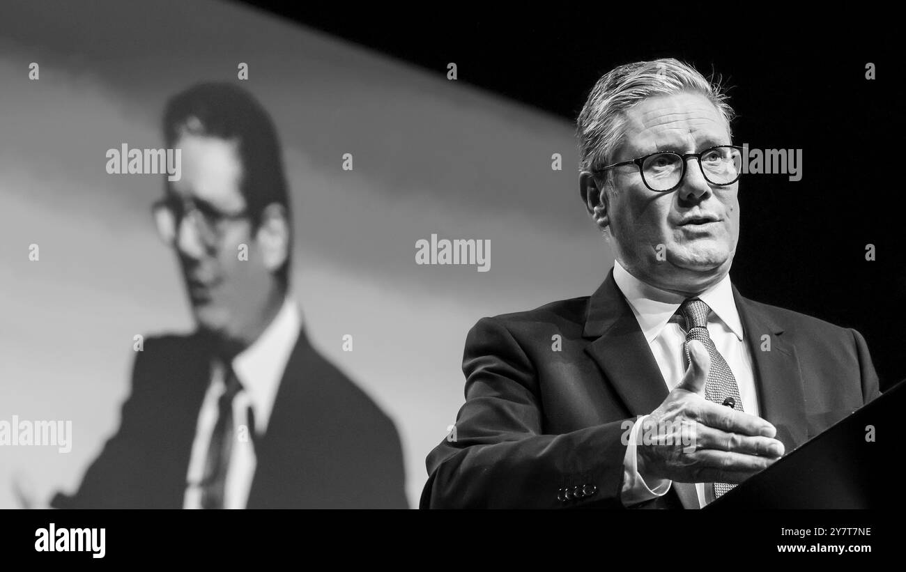 Sir Keir Starmer, Premierminister des Vereinigten Königreichs, Nahaufnahme des Gesichts, mit Brille, Rede Stockfoto